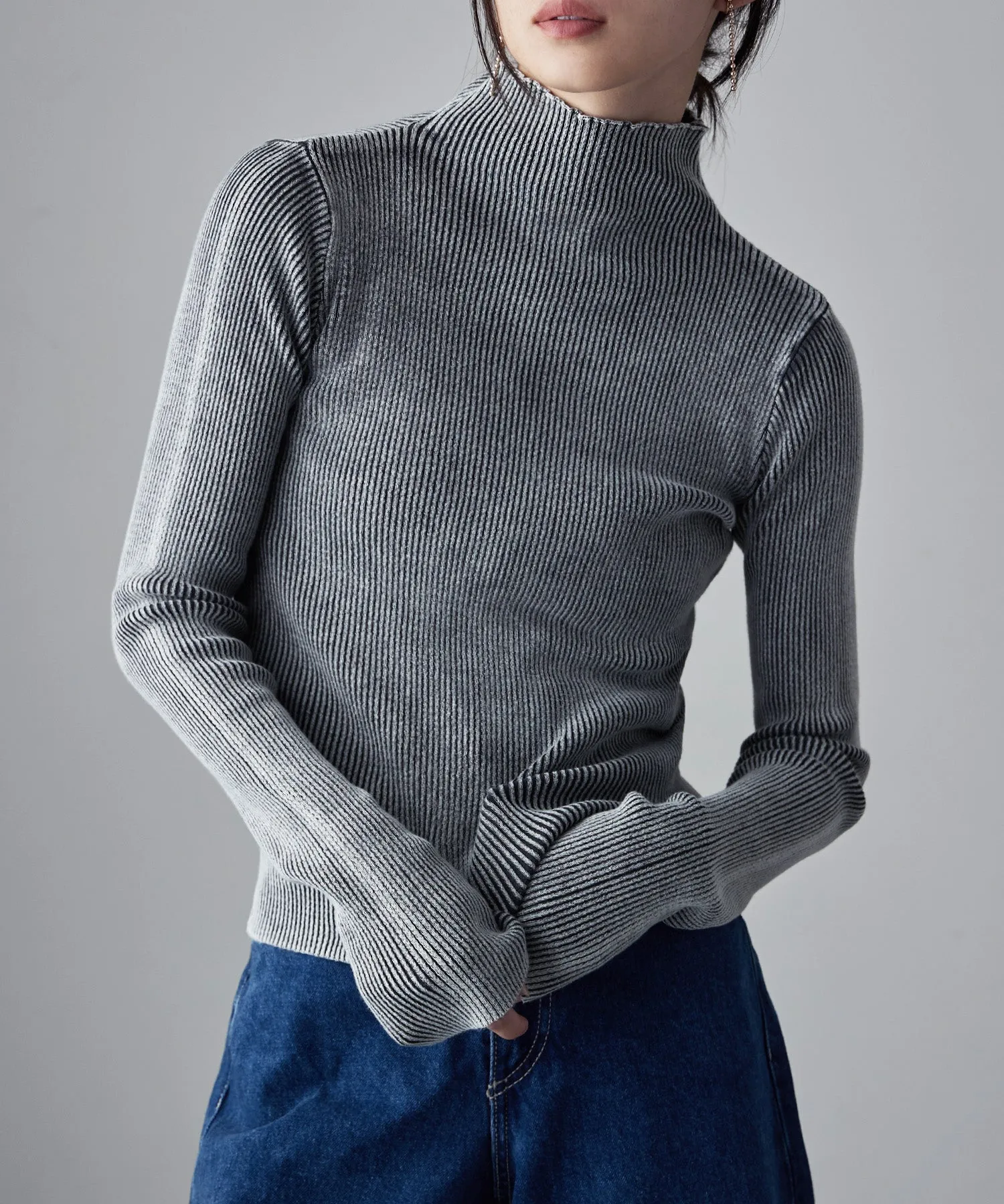 Stone wash high-neck rib knit
