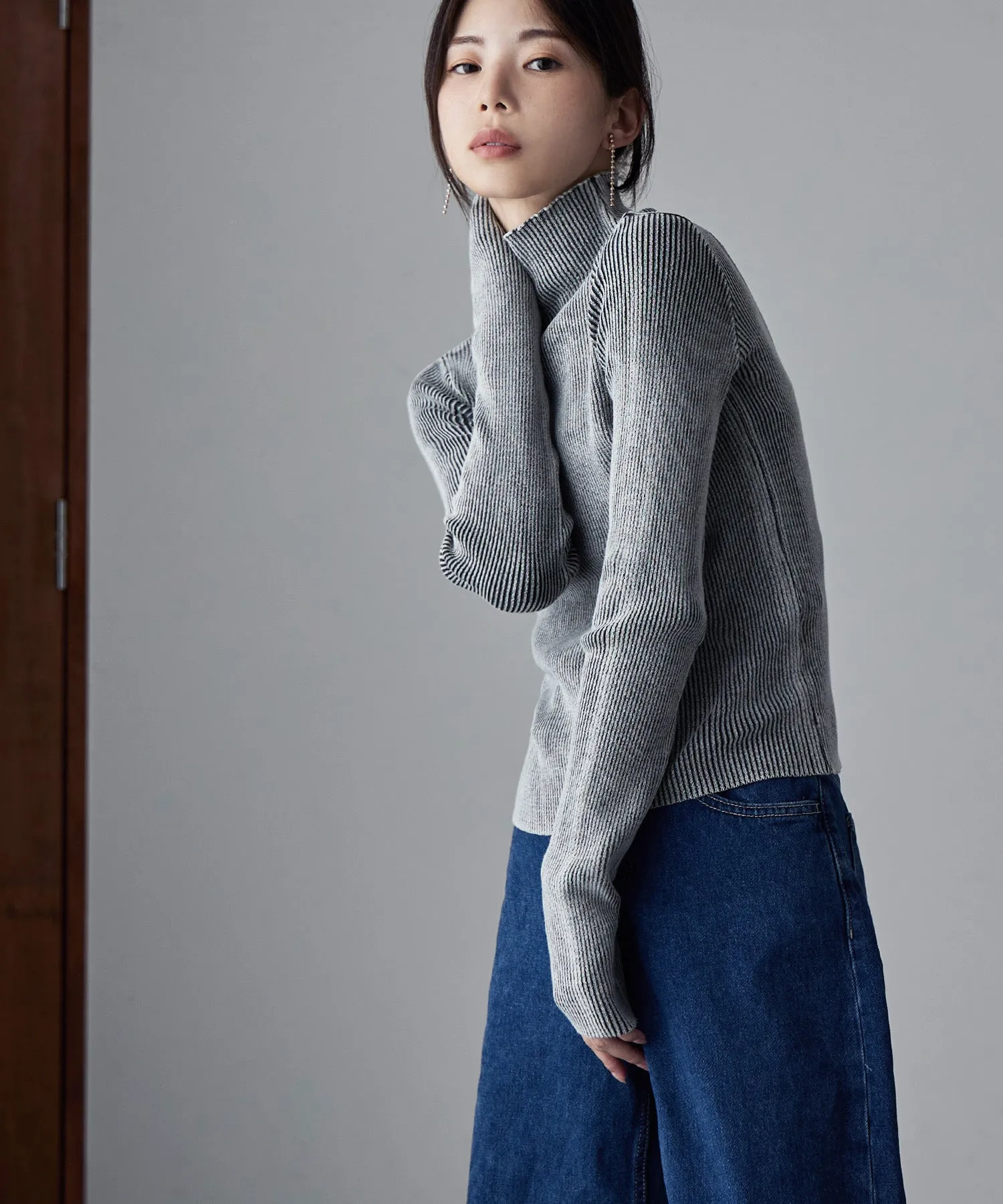 Stone wash high-neck rib knit