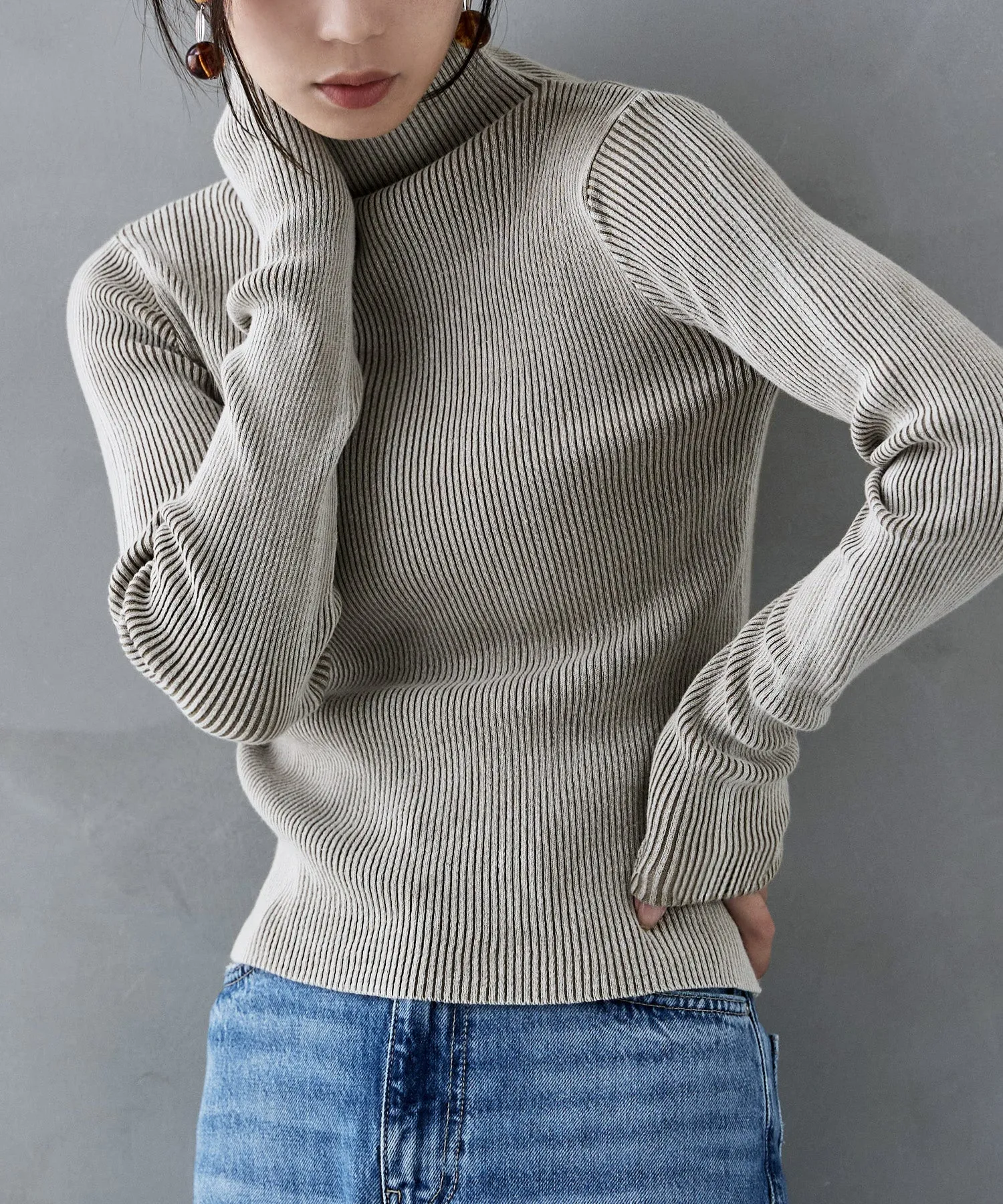 Stone wash high-neck rib knit