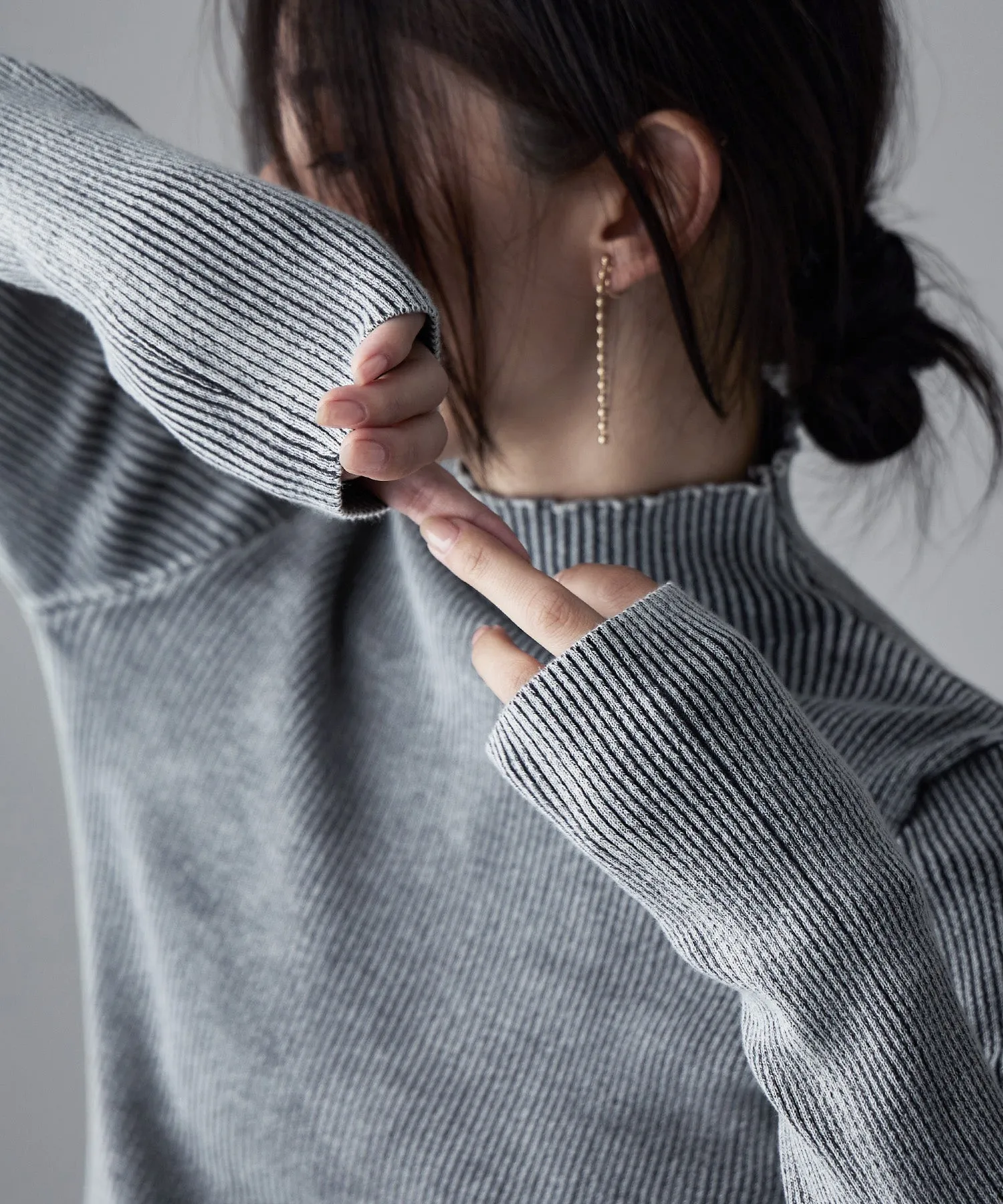 Stone wash high-neck rib knit