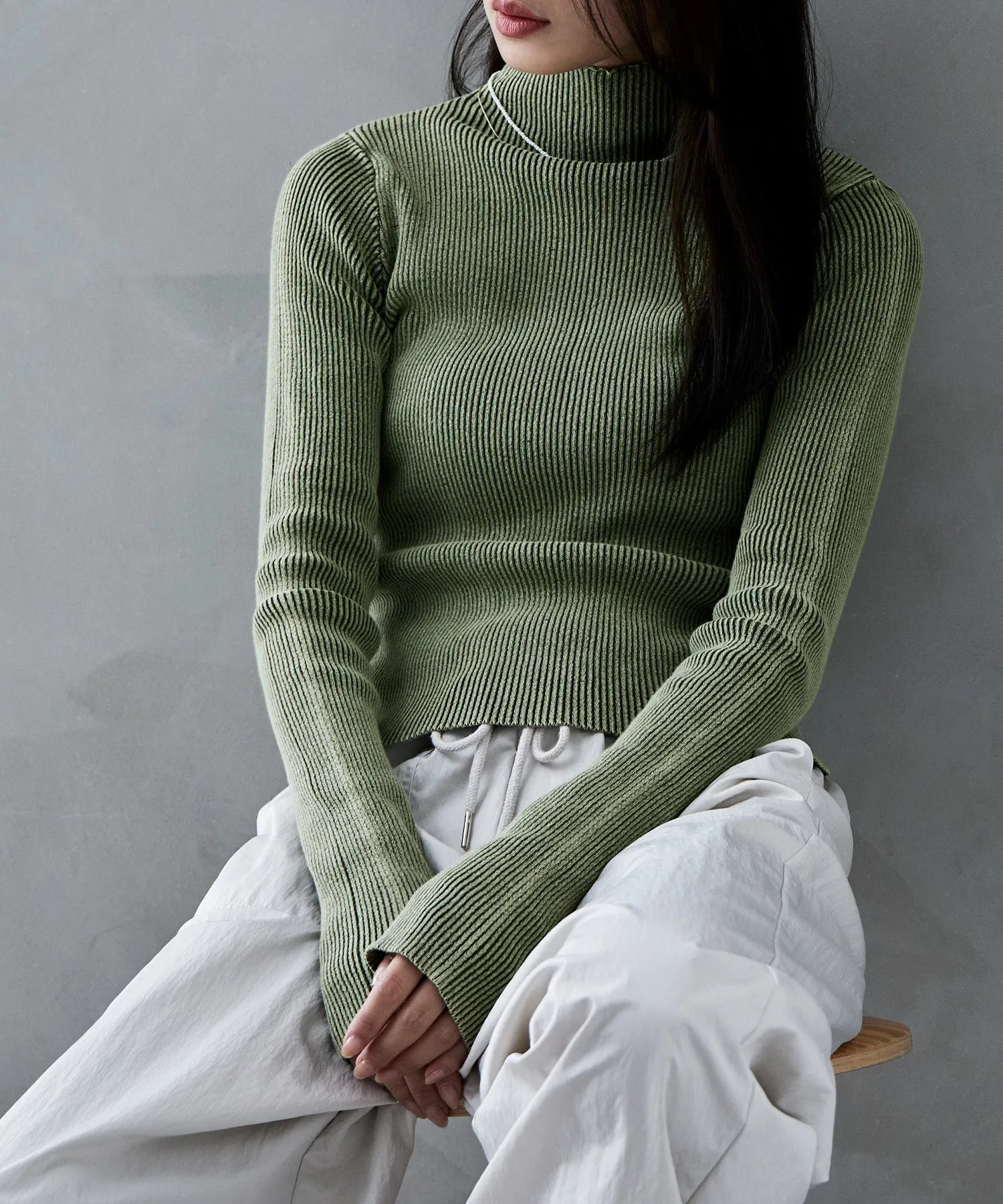 Stone wash high-neck rib knit