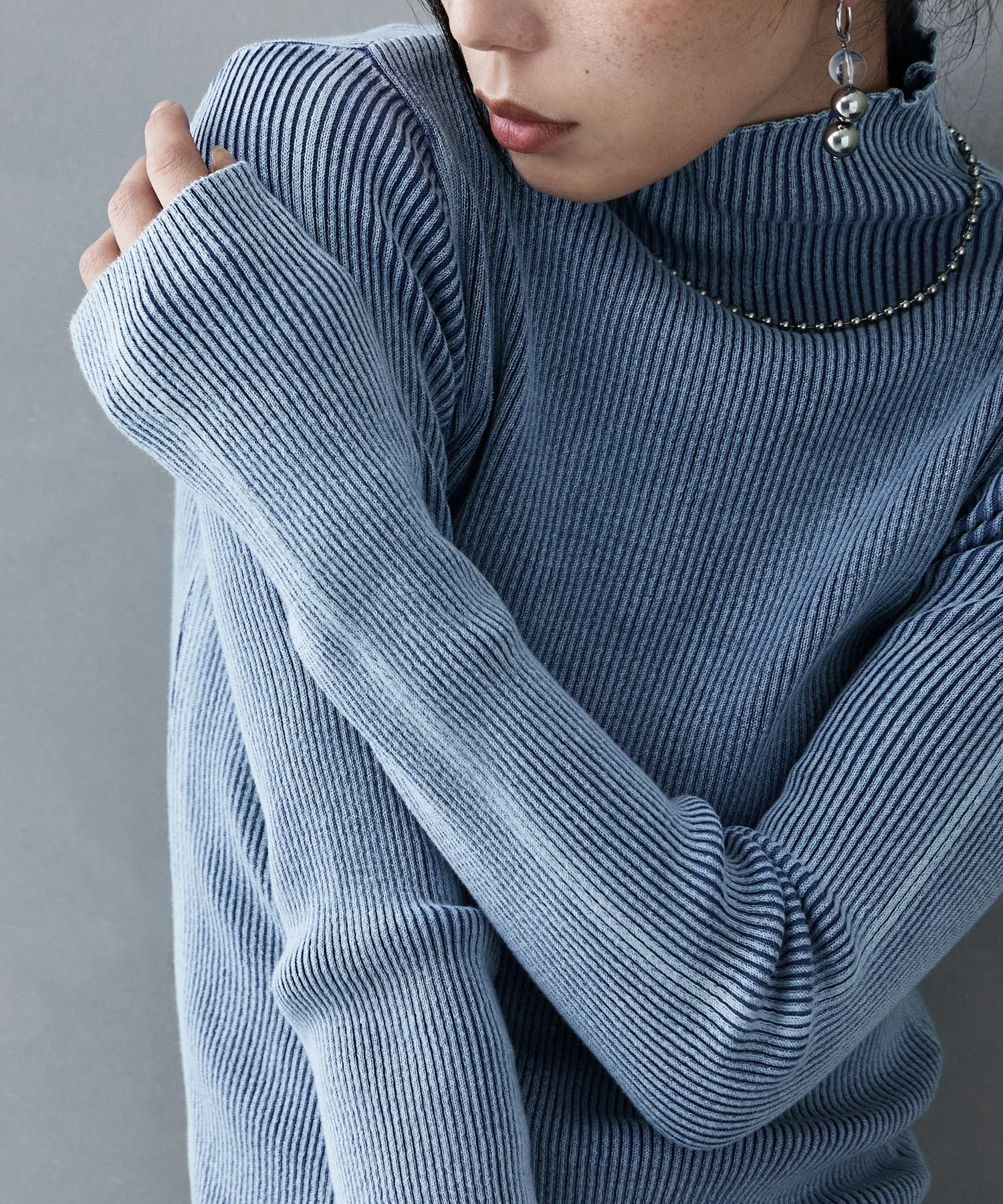 Stone wash high-neck rib knit