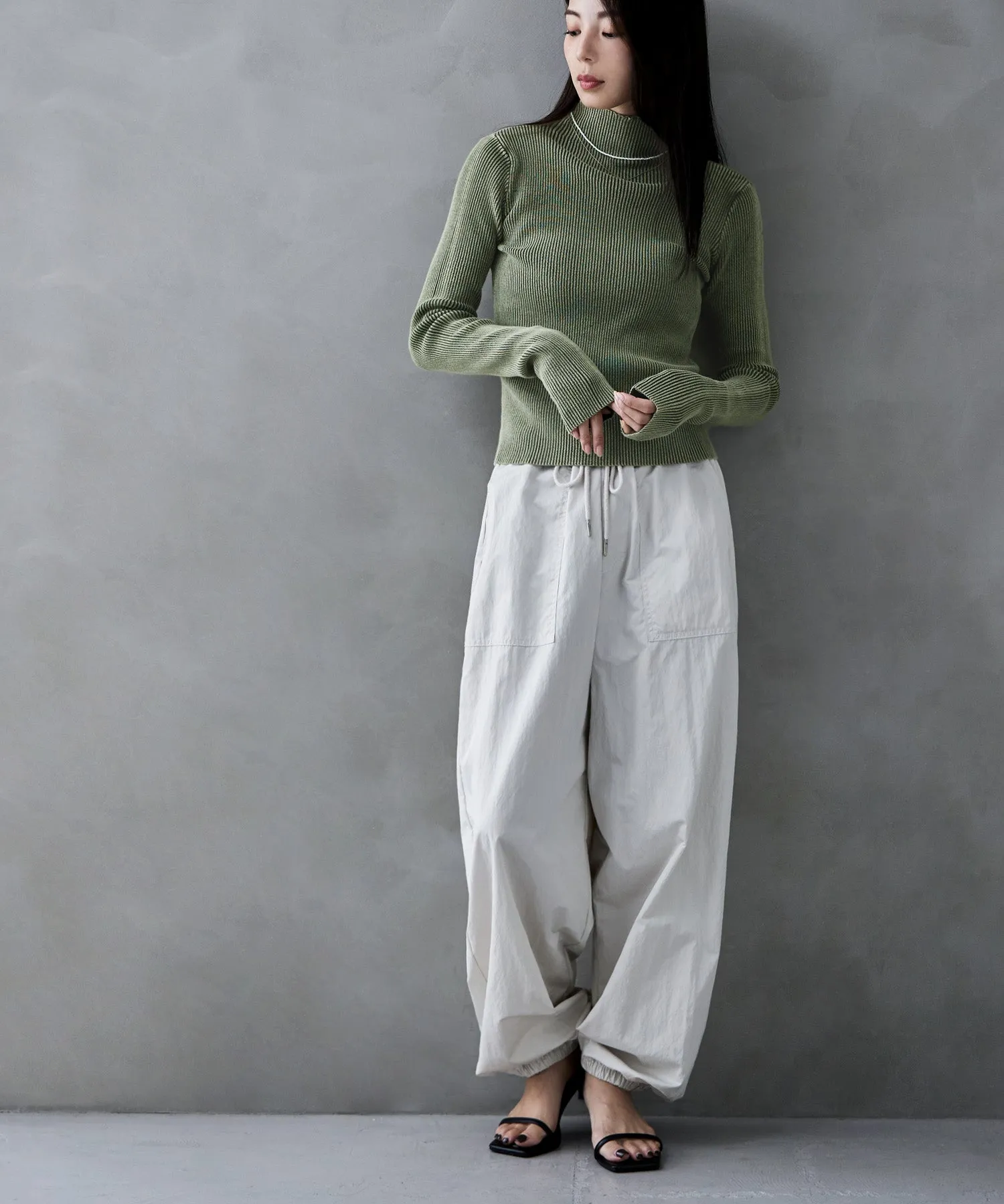 Stone wash high-neck rib knit