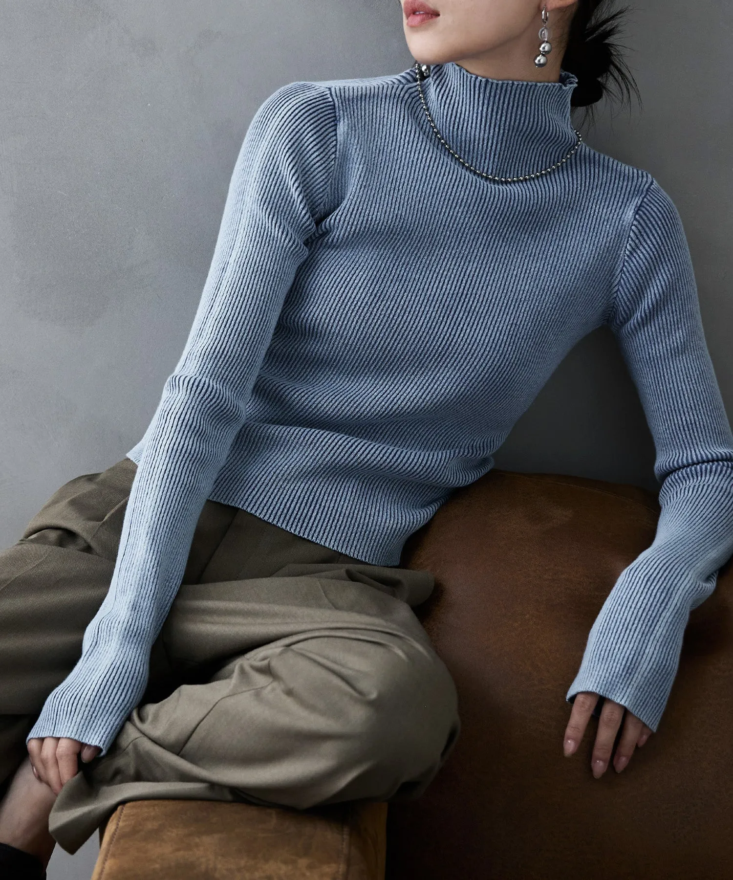 Stone wash high-neck rib knit