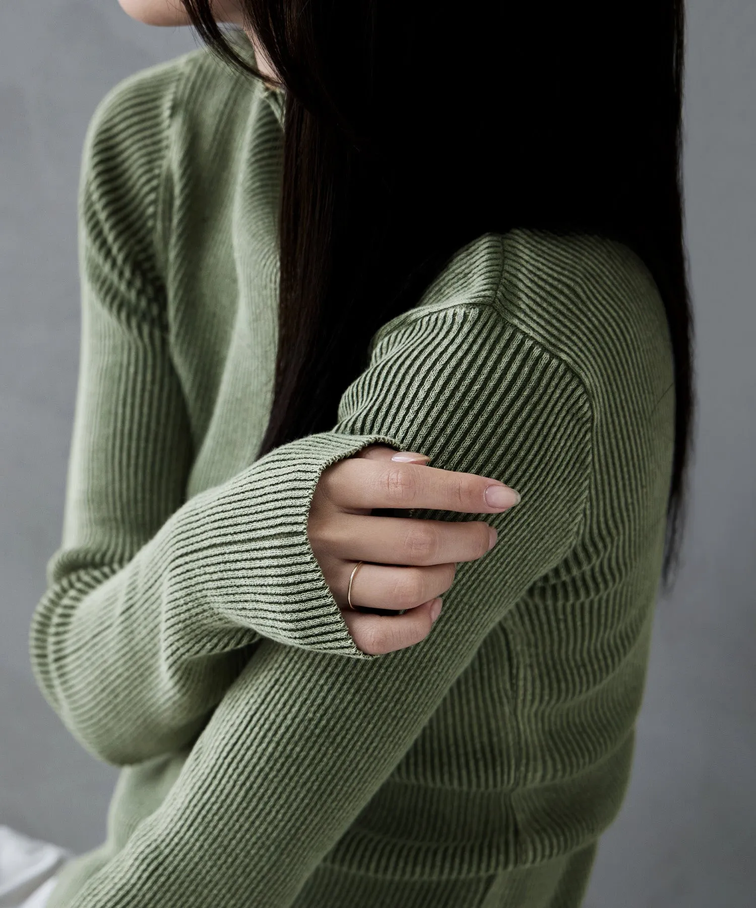 Stone wash high-neck rib knit