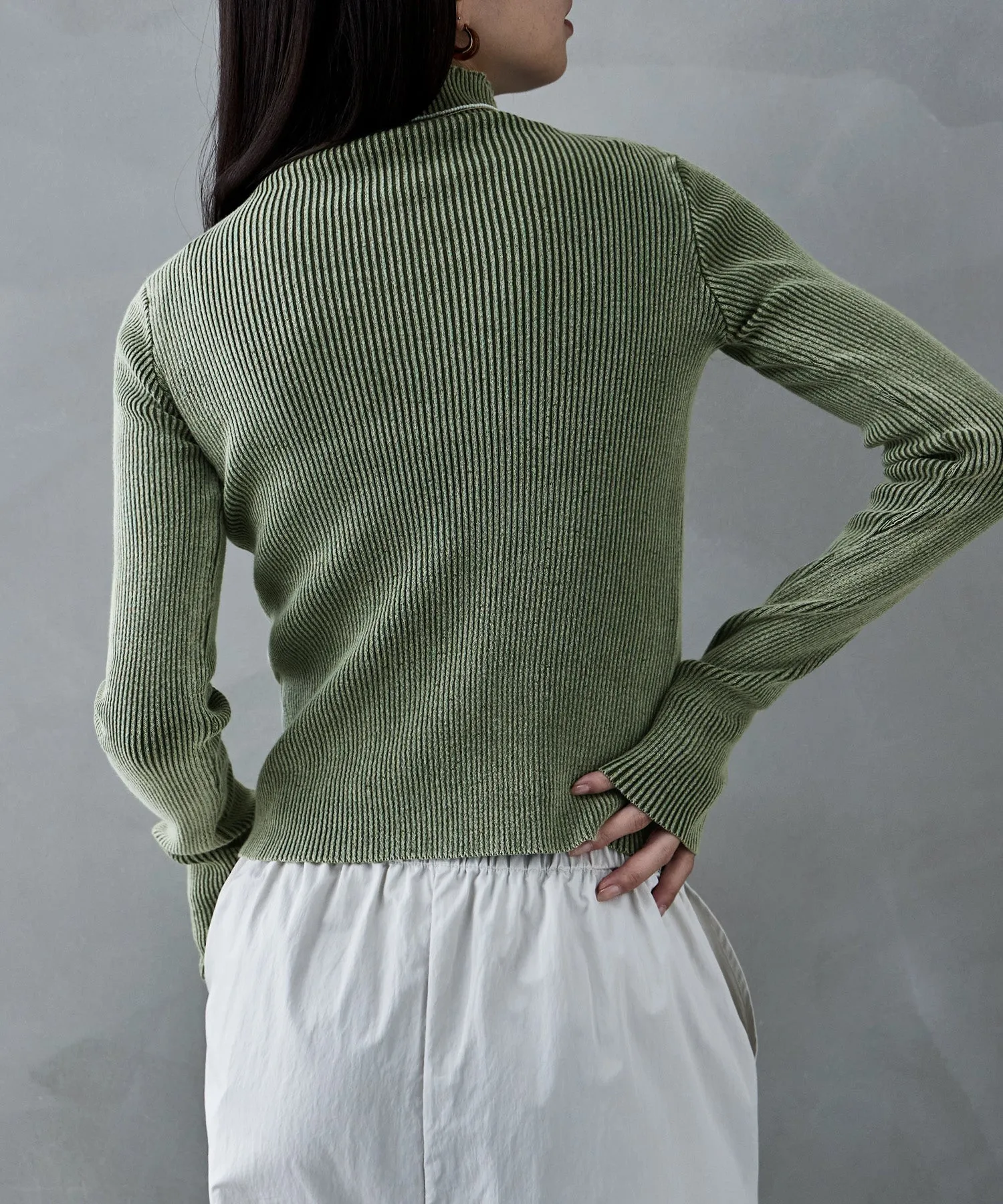 Stone wash high-neck rib knit
