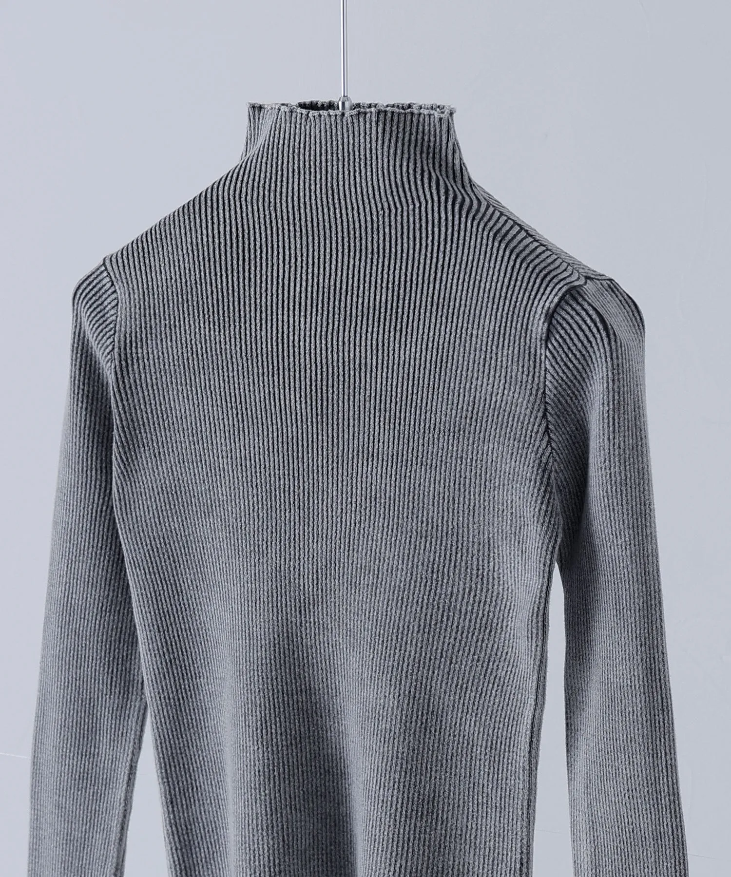 Stone wash high-neck rib knit