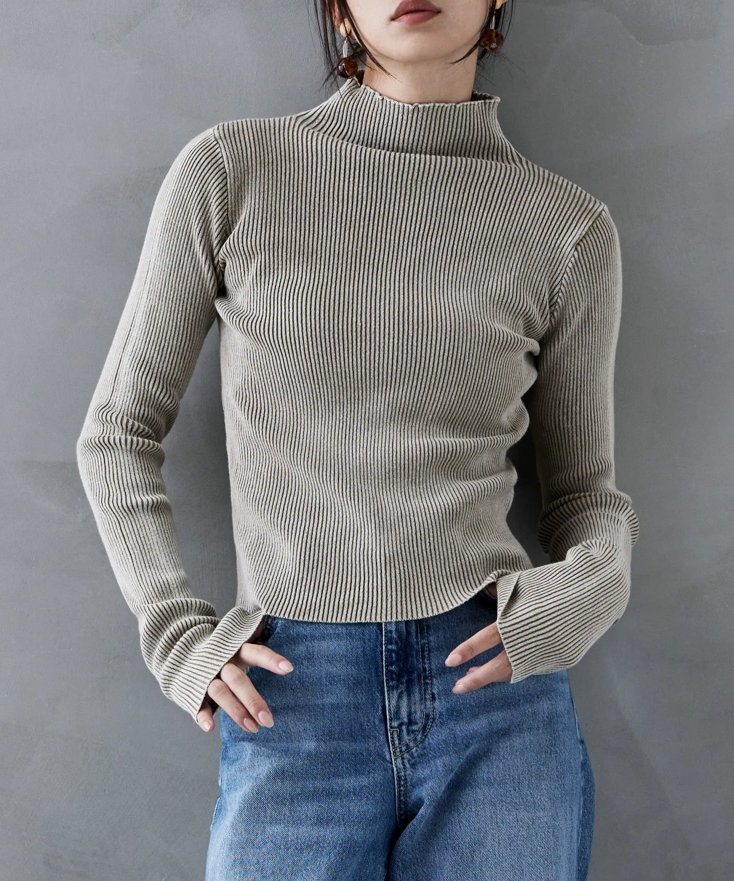Stone wash high-neck rib knit