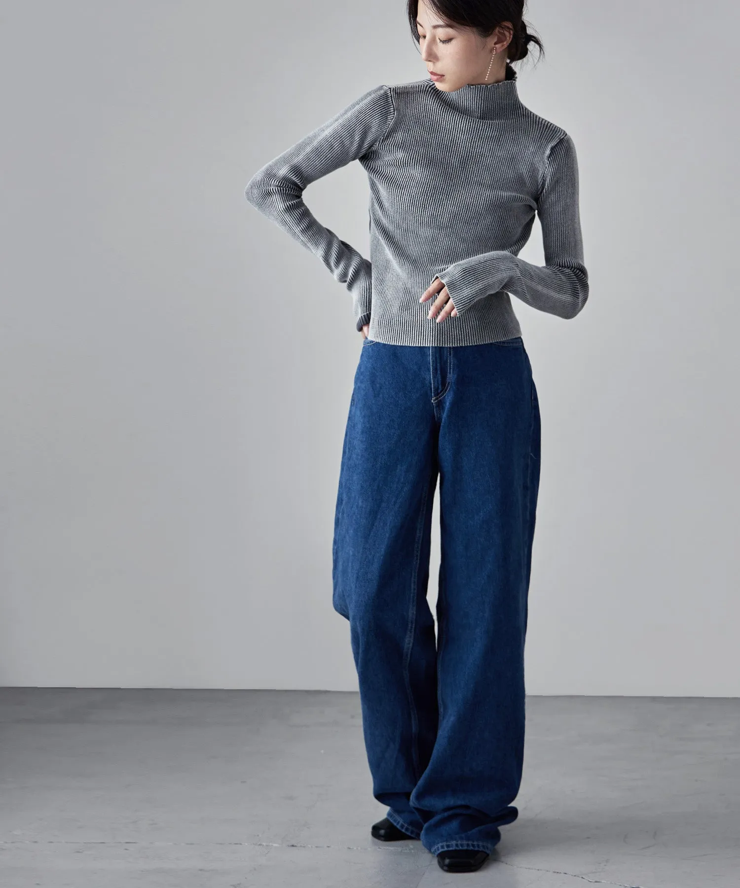 Stone wash high-neck rib knit