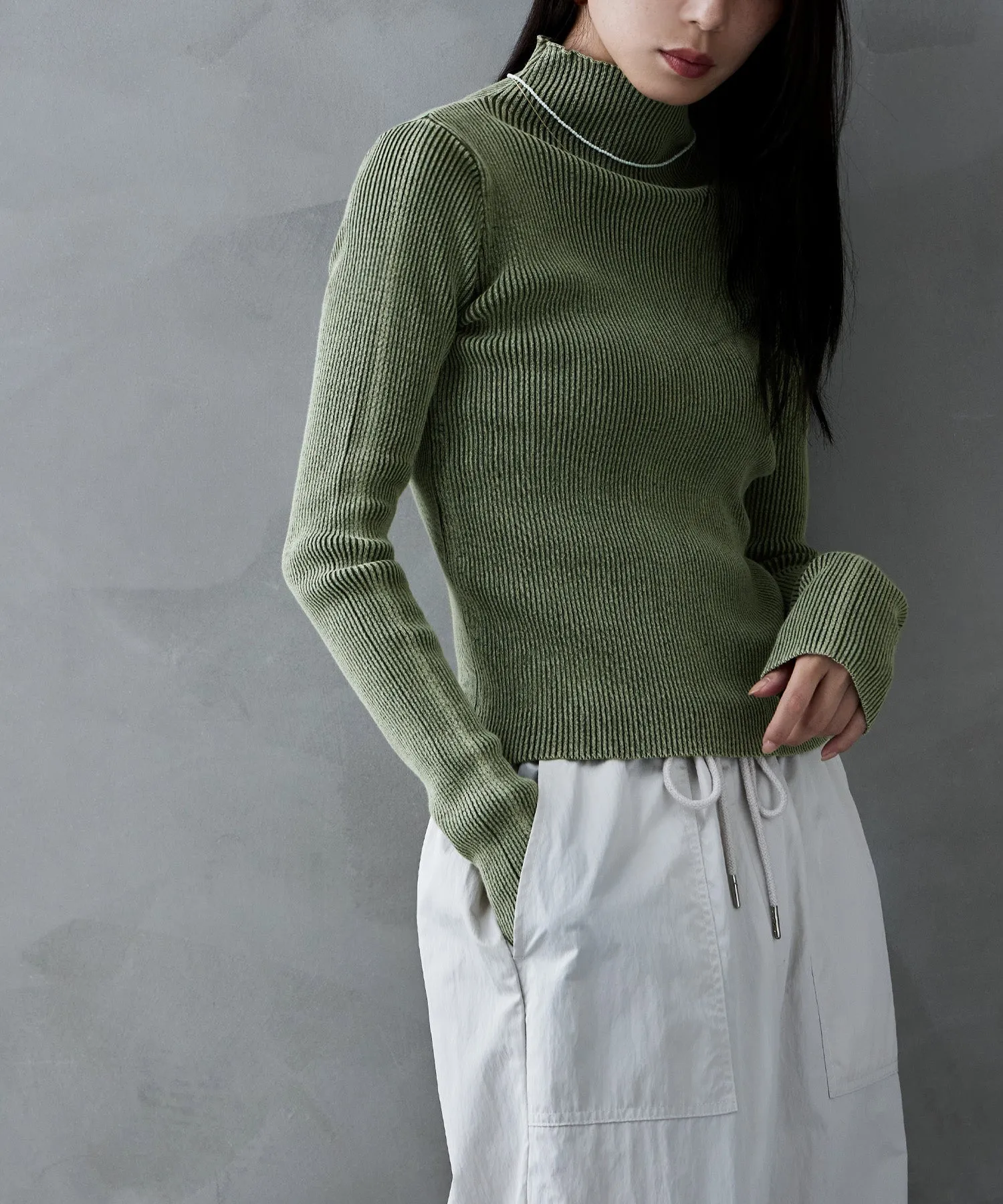 Stone wash high-neck rib knit