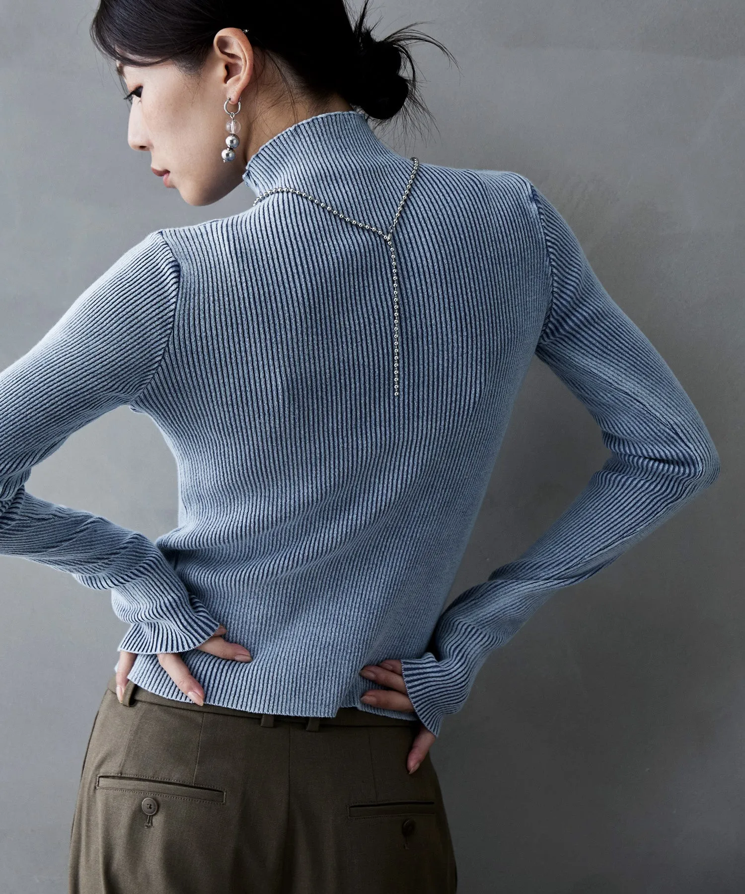 Stone wash high-neck rib knit