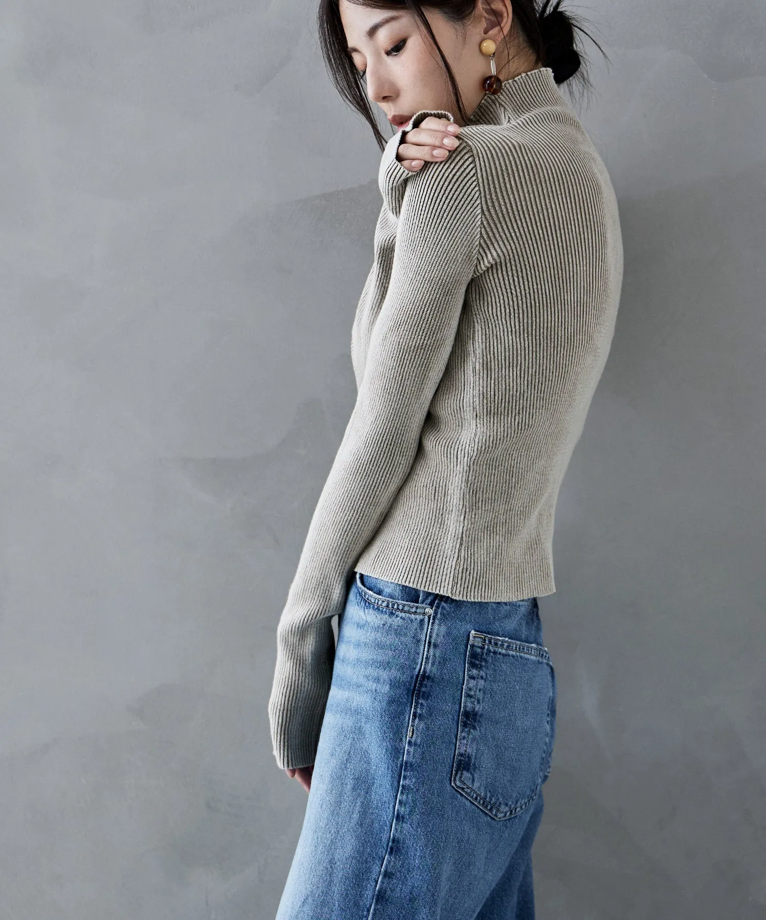 Stone wash high-neck rib knit