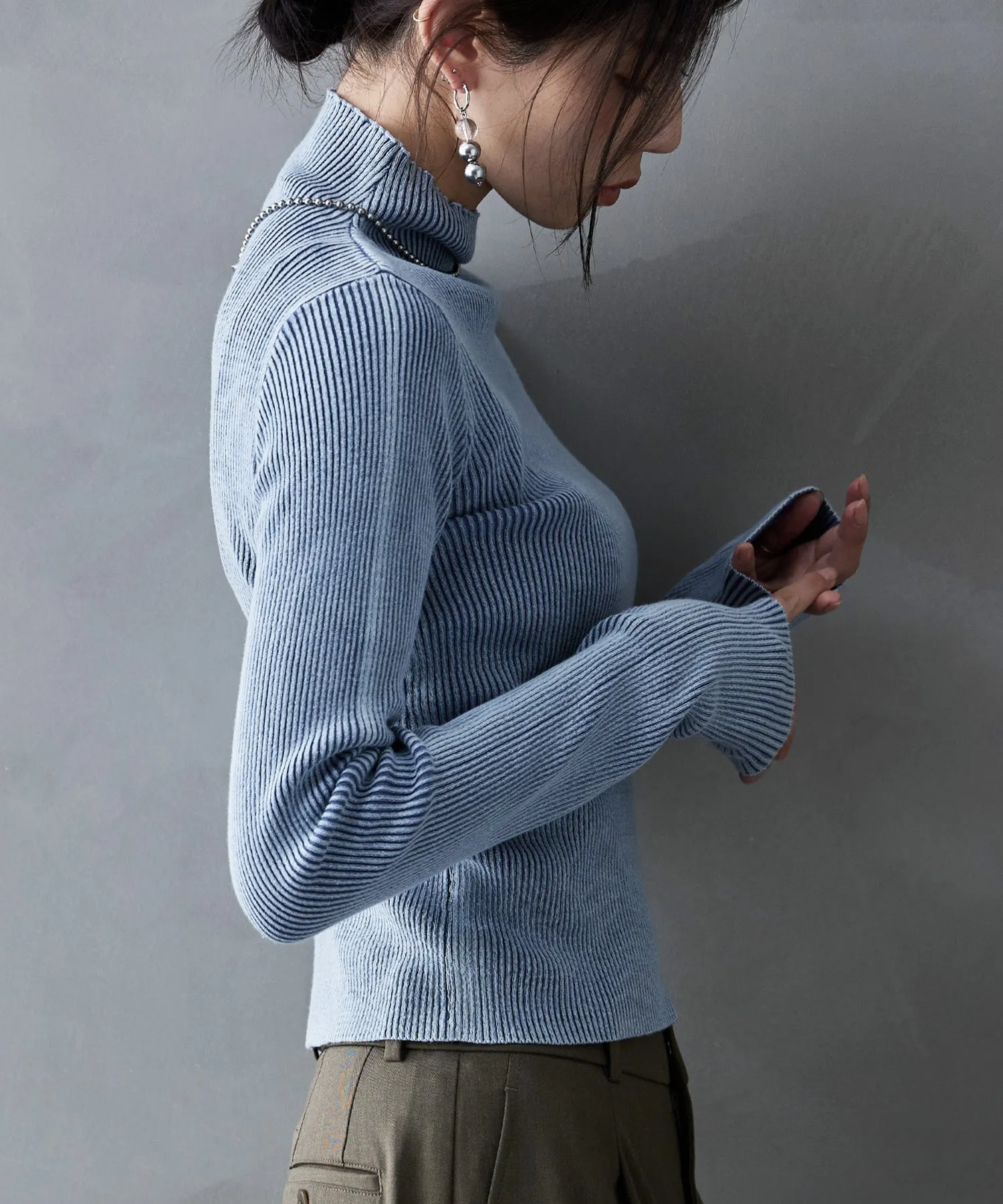 Stone wash high-neck rib knit