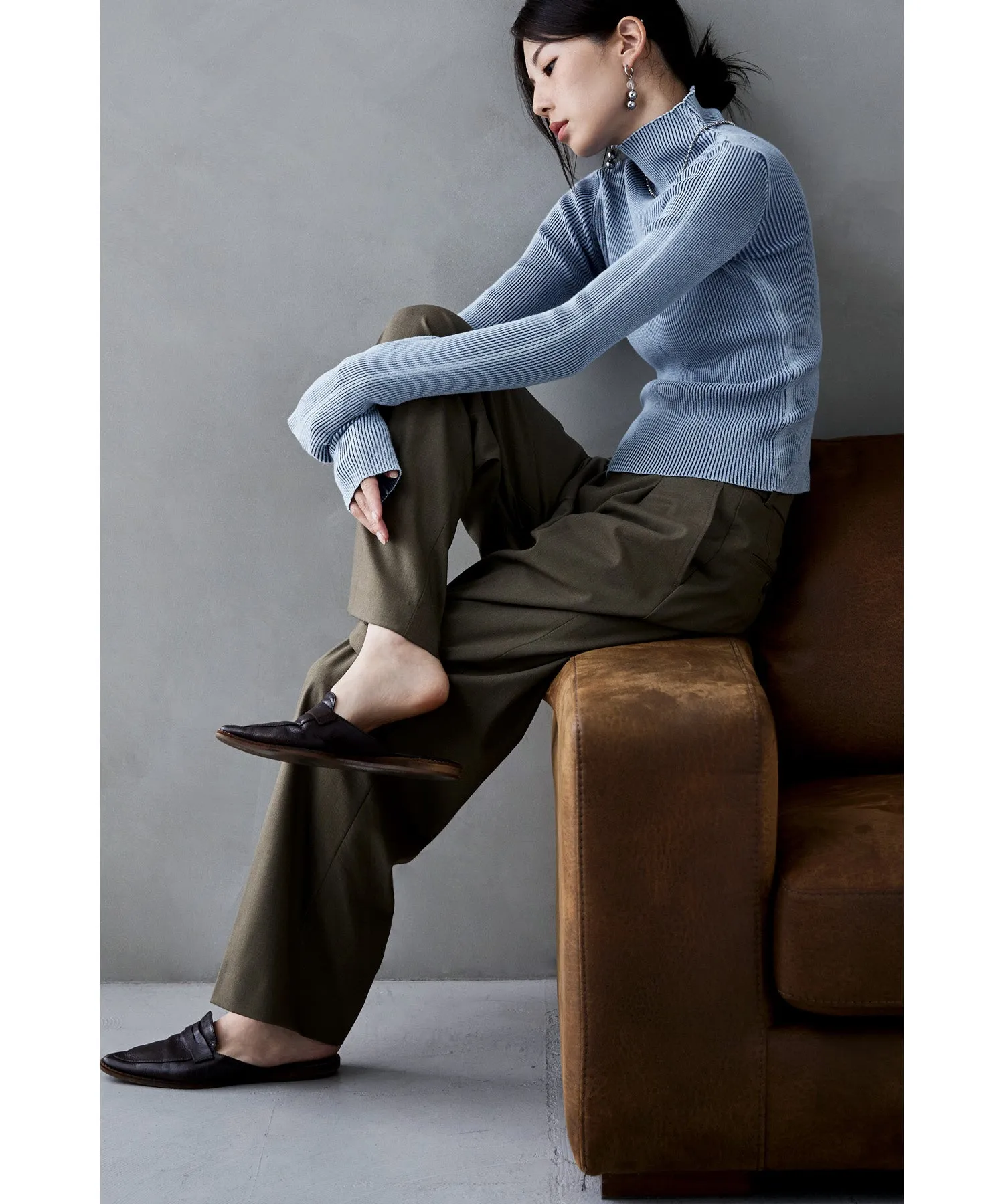 Stone wash high-neck rib knit