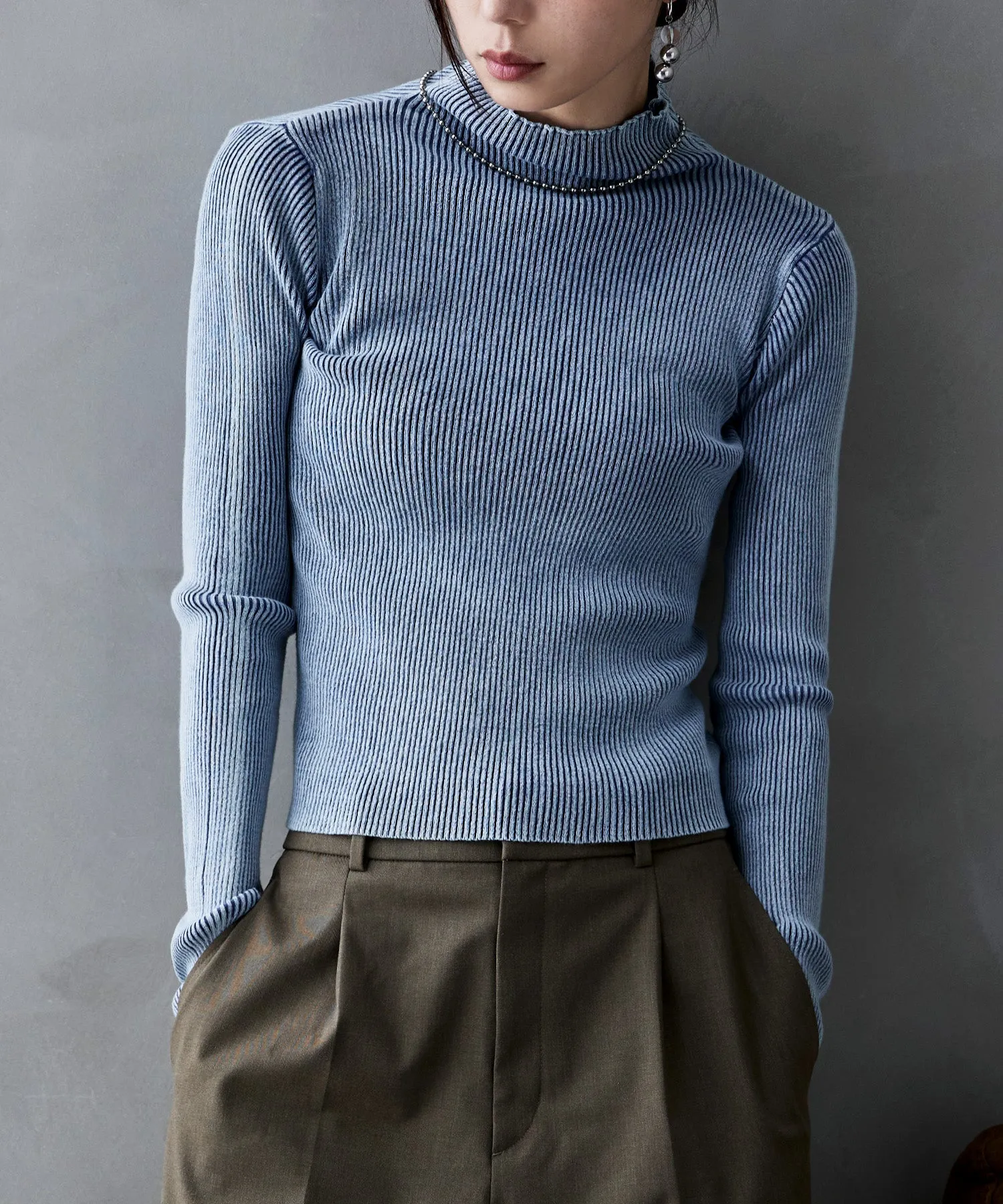 Stone wash high-neck rib knit