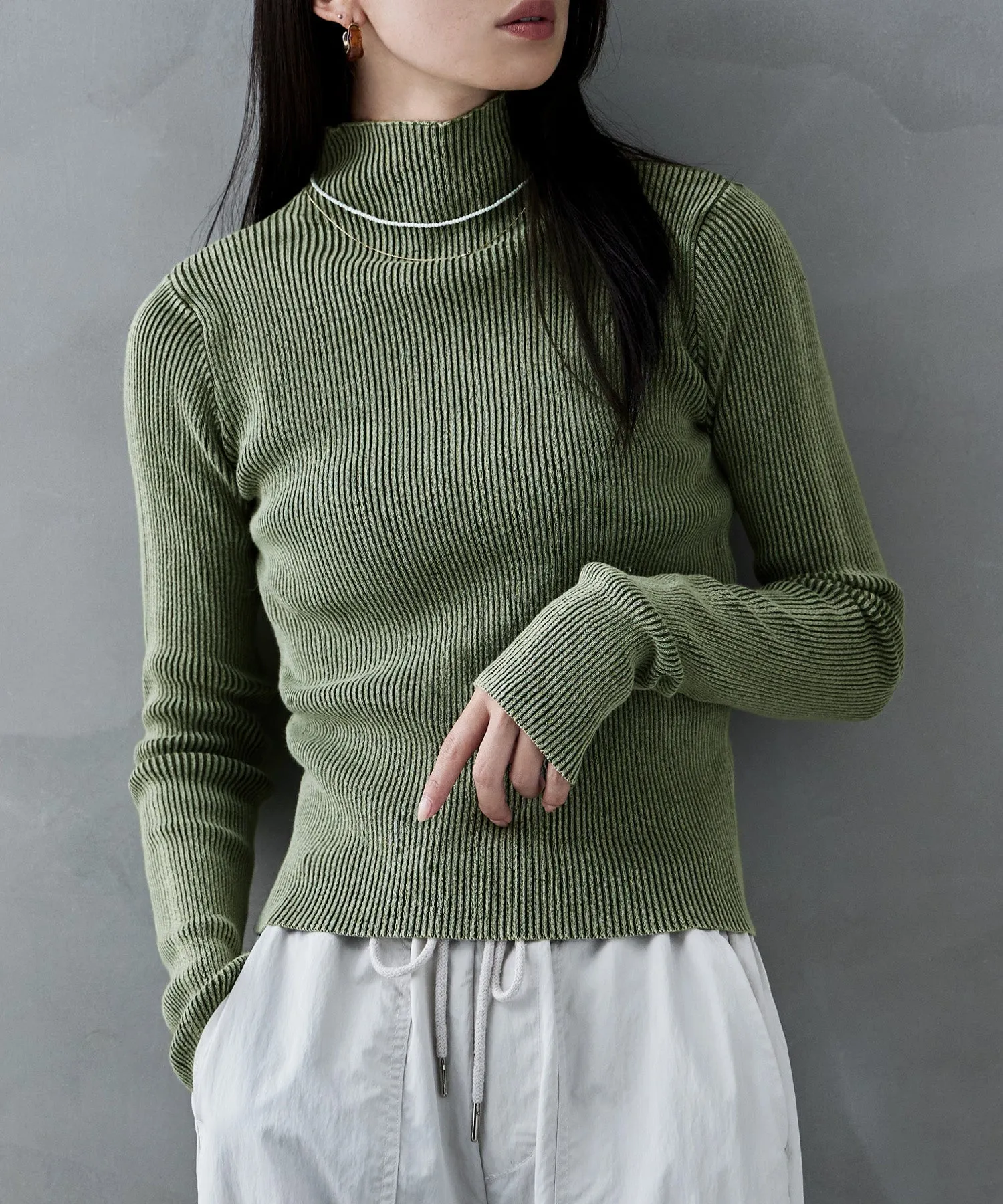 Stone wash high-neck rib knit