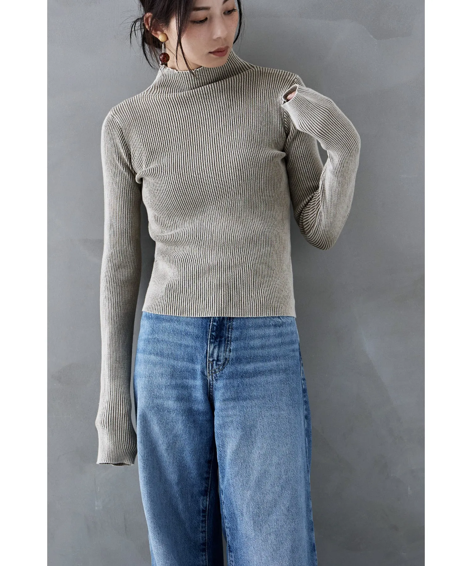 Stone wash high-neck rib knit