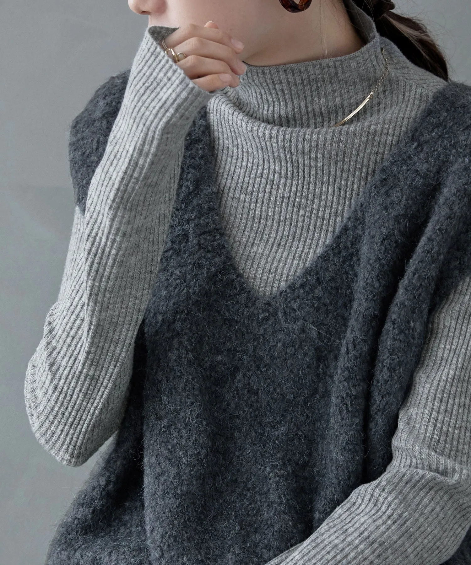Thumb hole high-neck rib knit