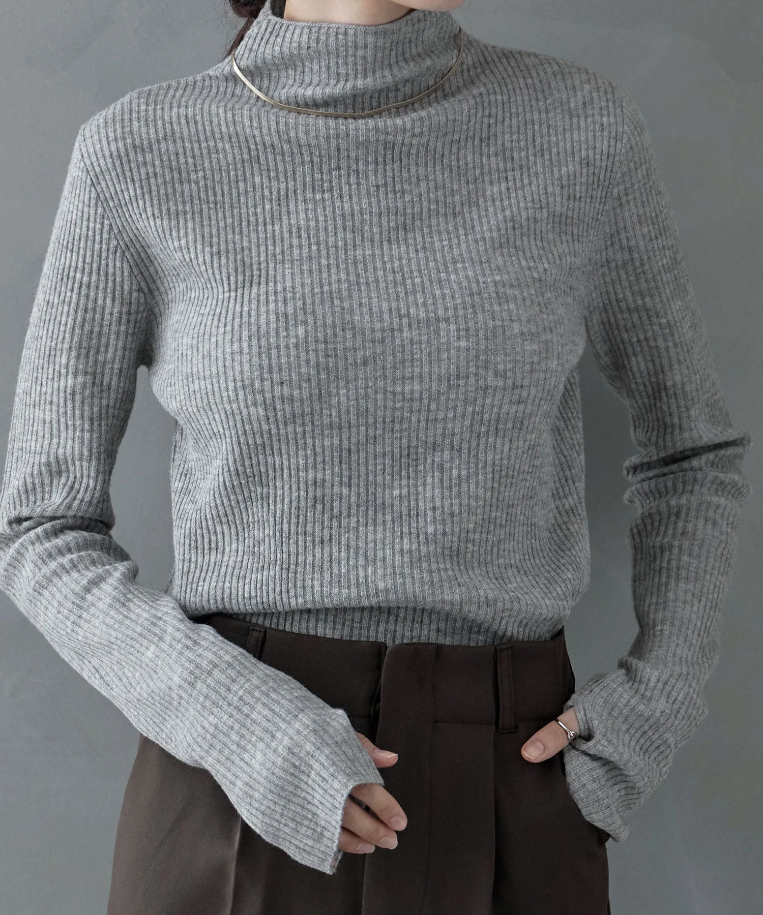 Thumb hole high-neck rib knit