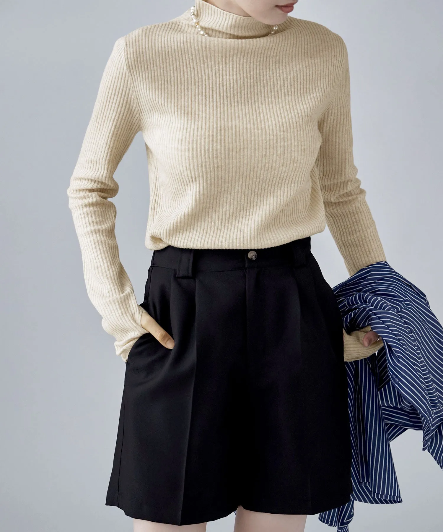Thumb hole high-neck rib knit