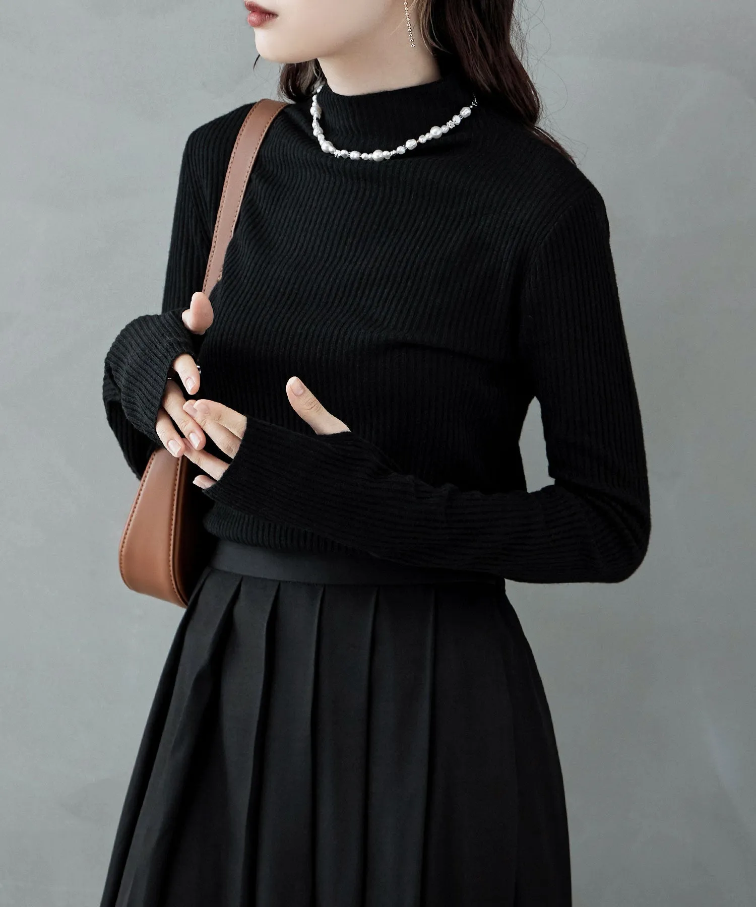 Thumb hole high-neck rib knit