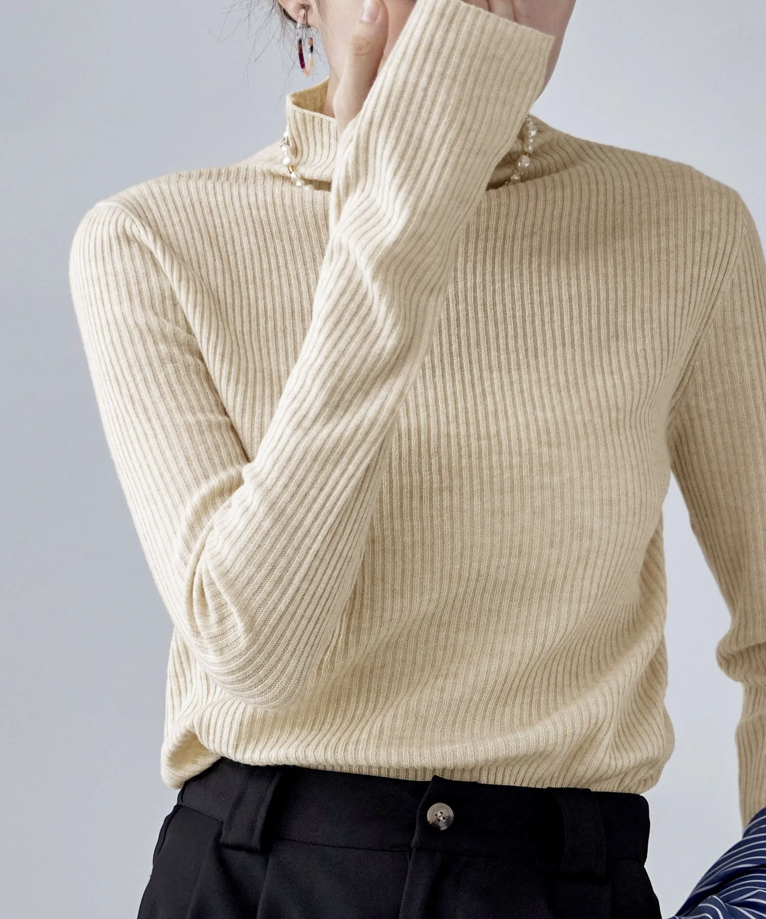 Thumb hole high-neck rib knit
