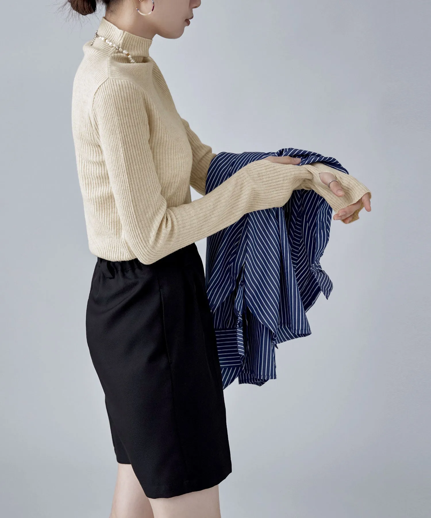 Thumb hole high-neck rib knit