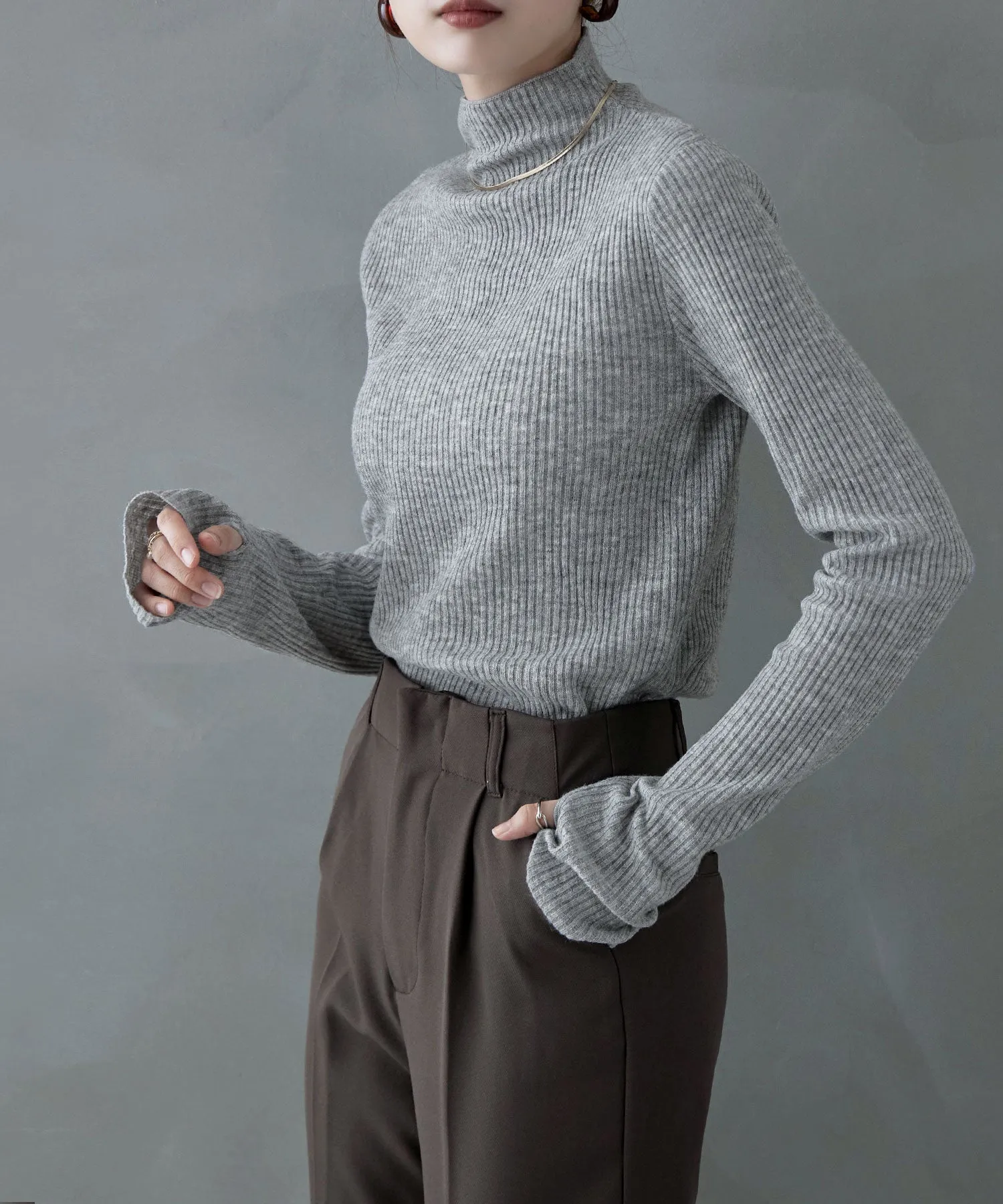 Thumb hole high-neck rib knit