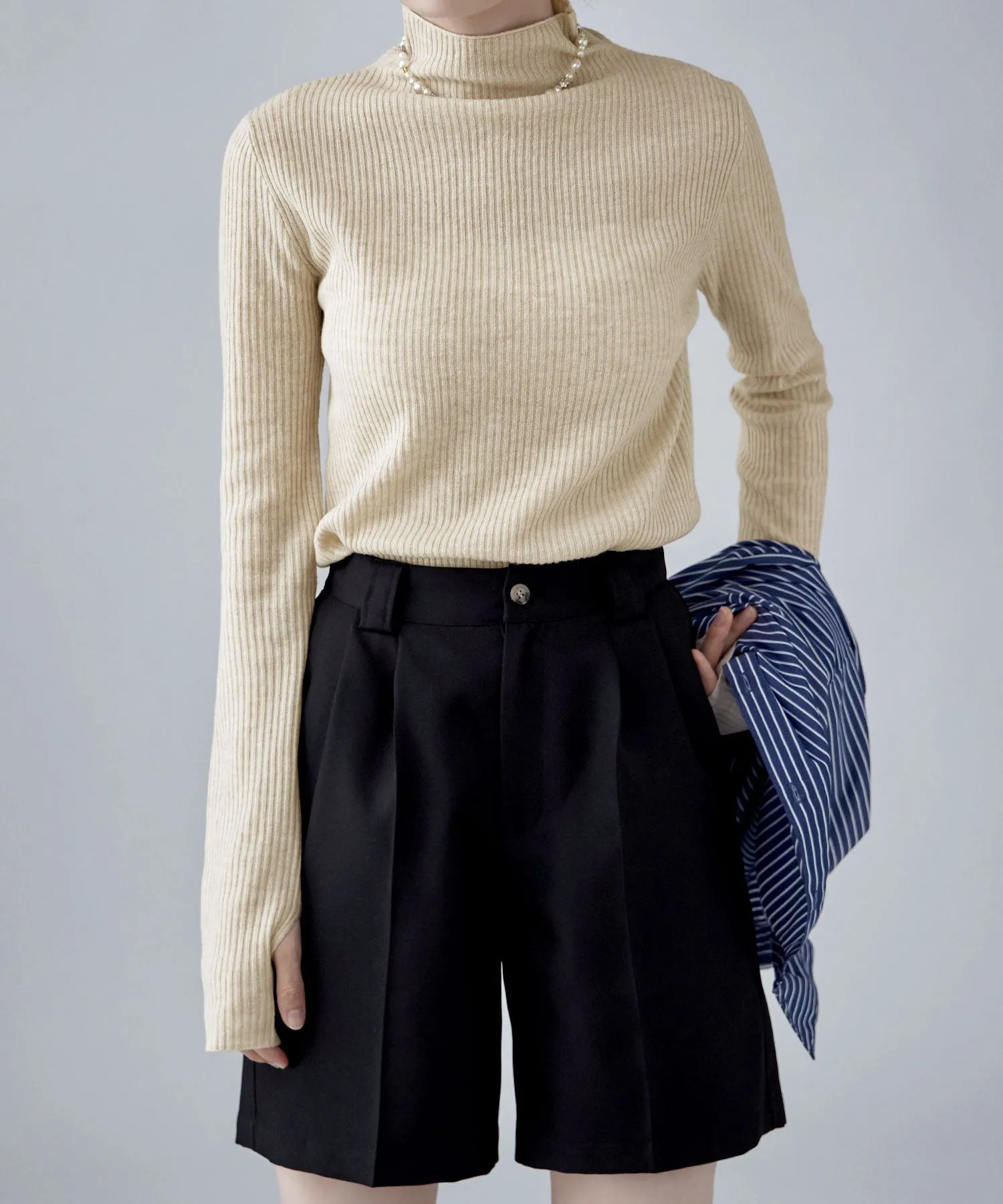 Thumb hole high-neck rib knit