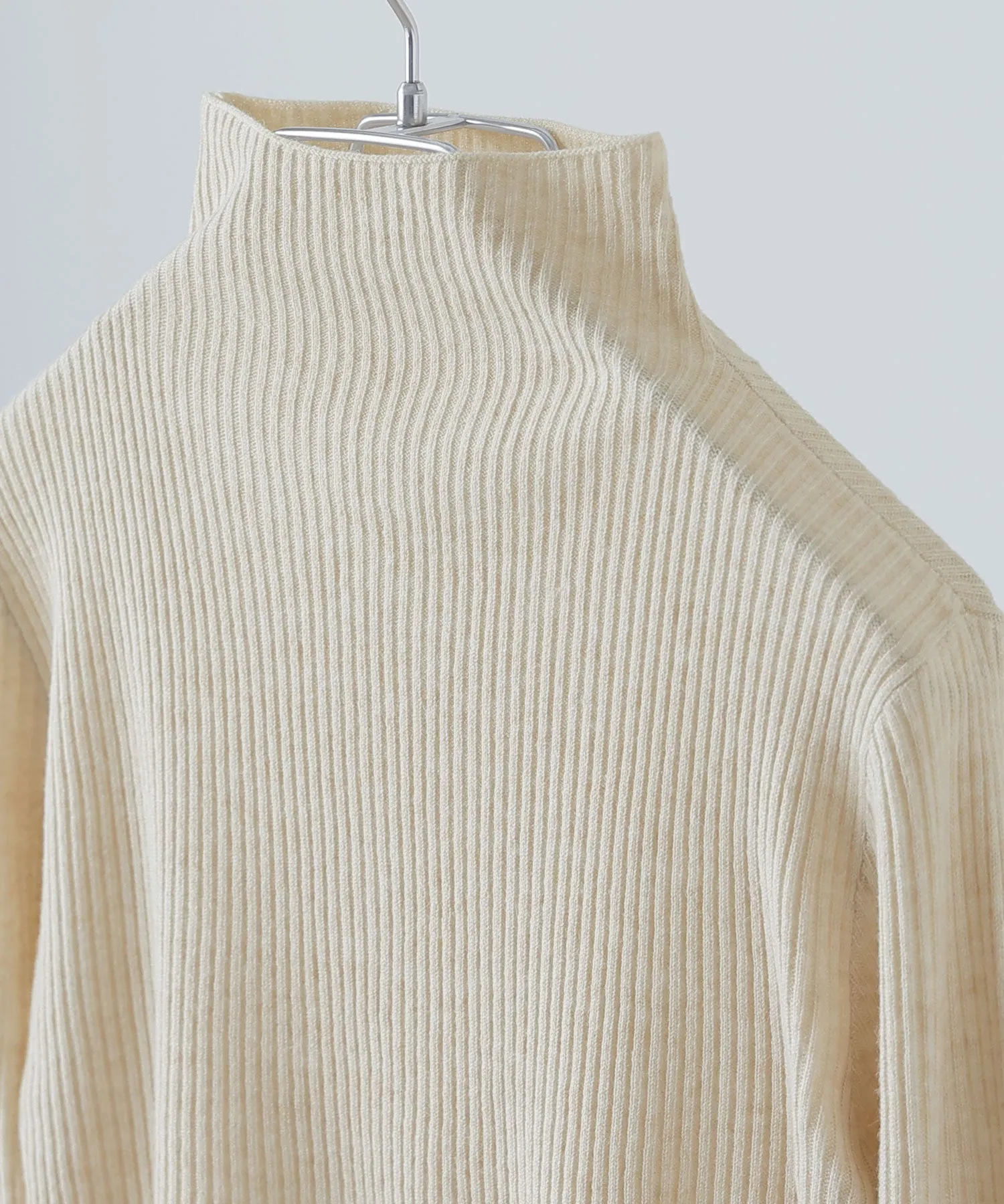 Thumb hole high-neck rib knit