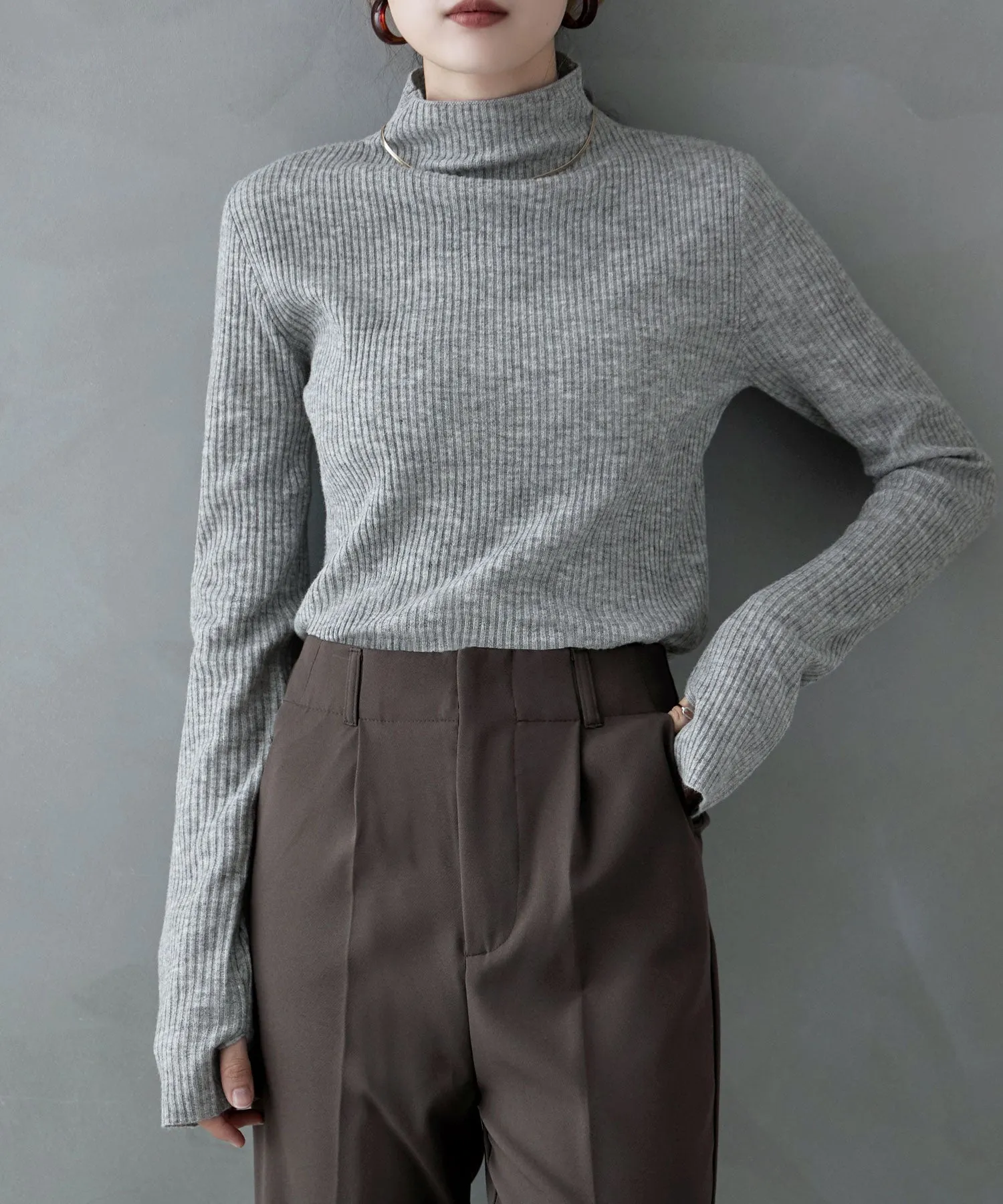 Thumb hole high-neck rib knit