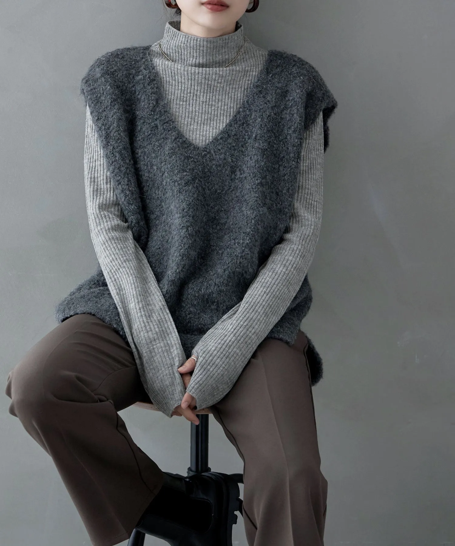 Thumb hole high-neck rib knit