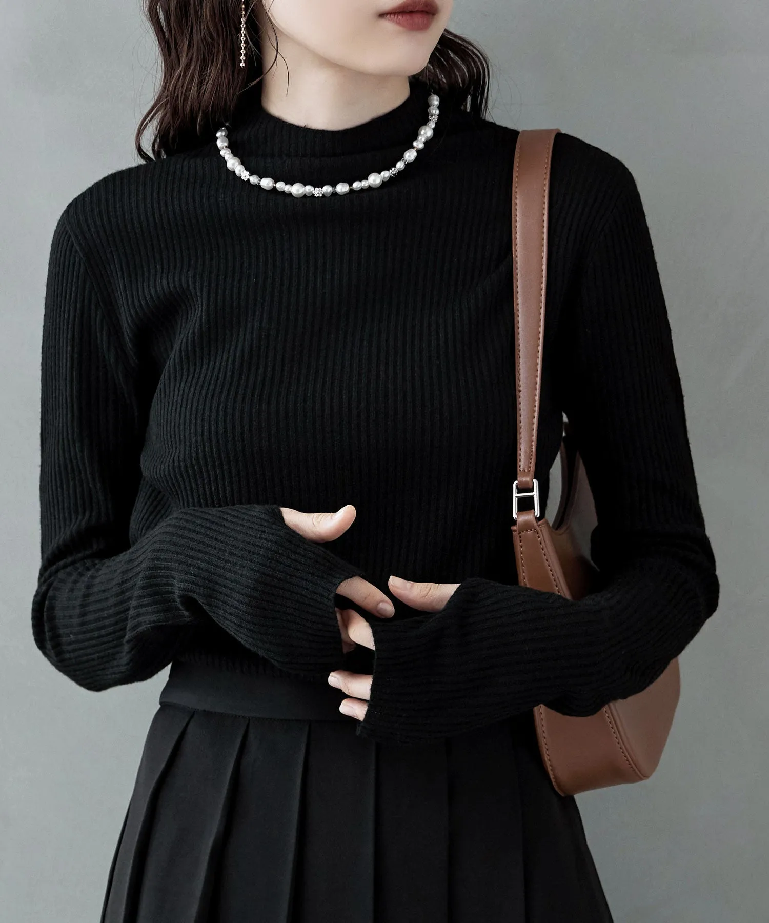 Thumb hole high-neck rib knit