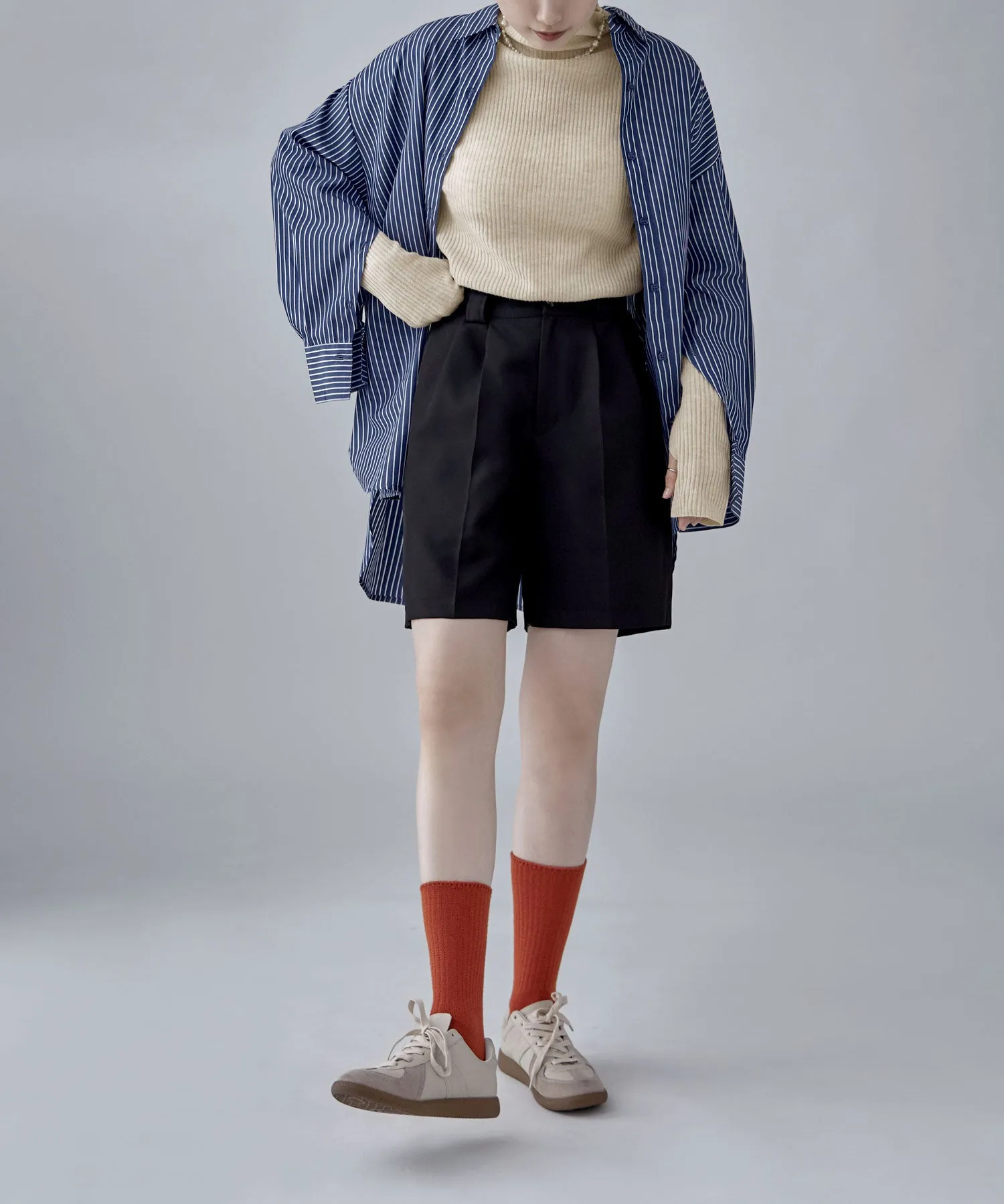 Thumb hole high-neck rib knit
