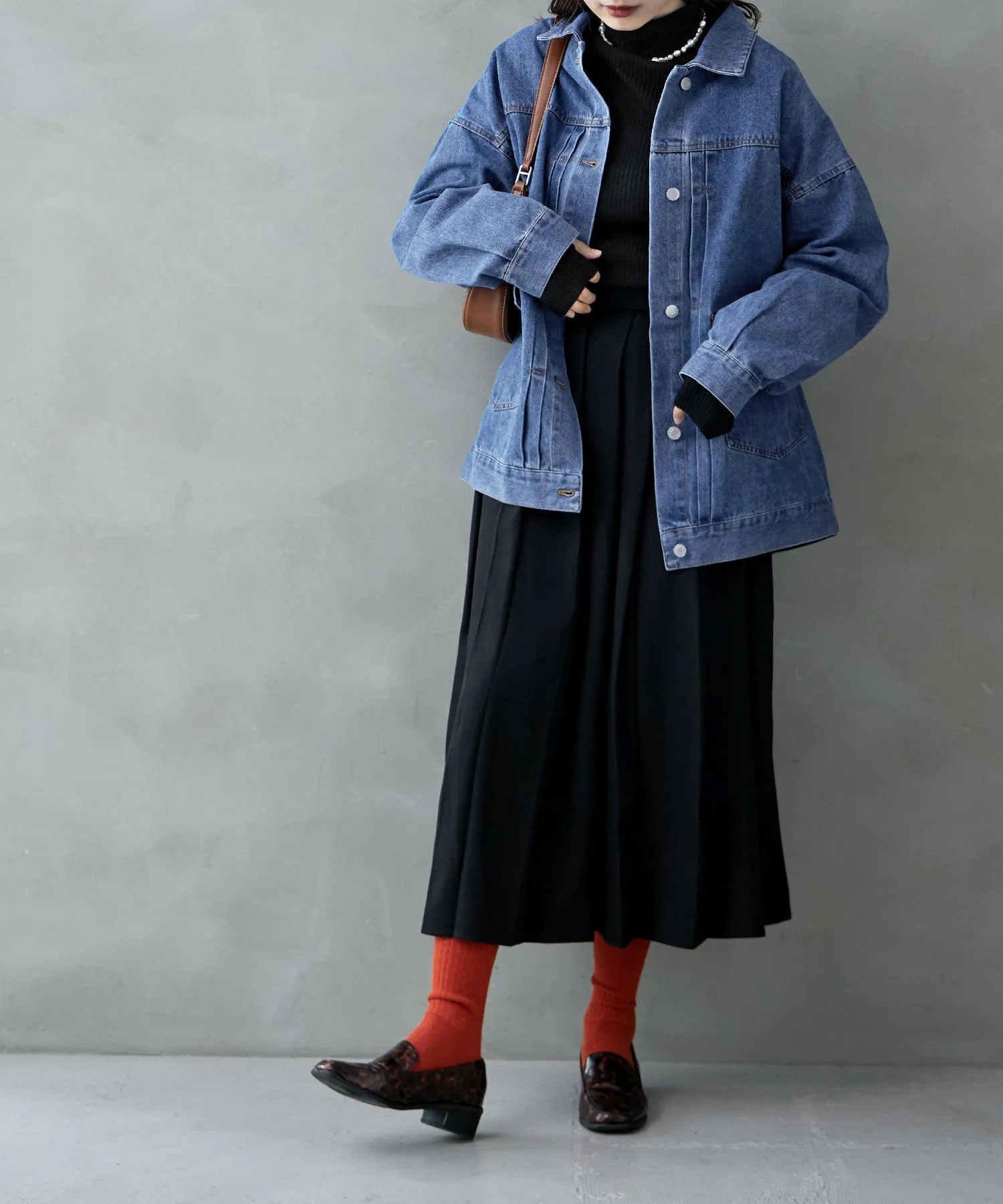 Thumb hole high-neck rib knit