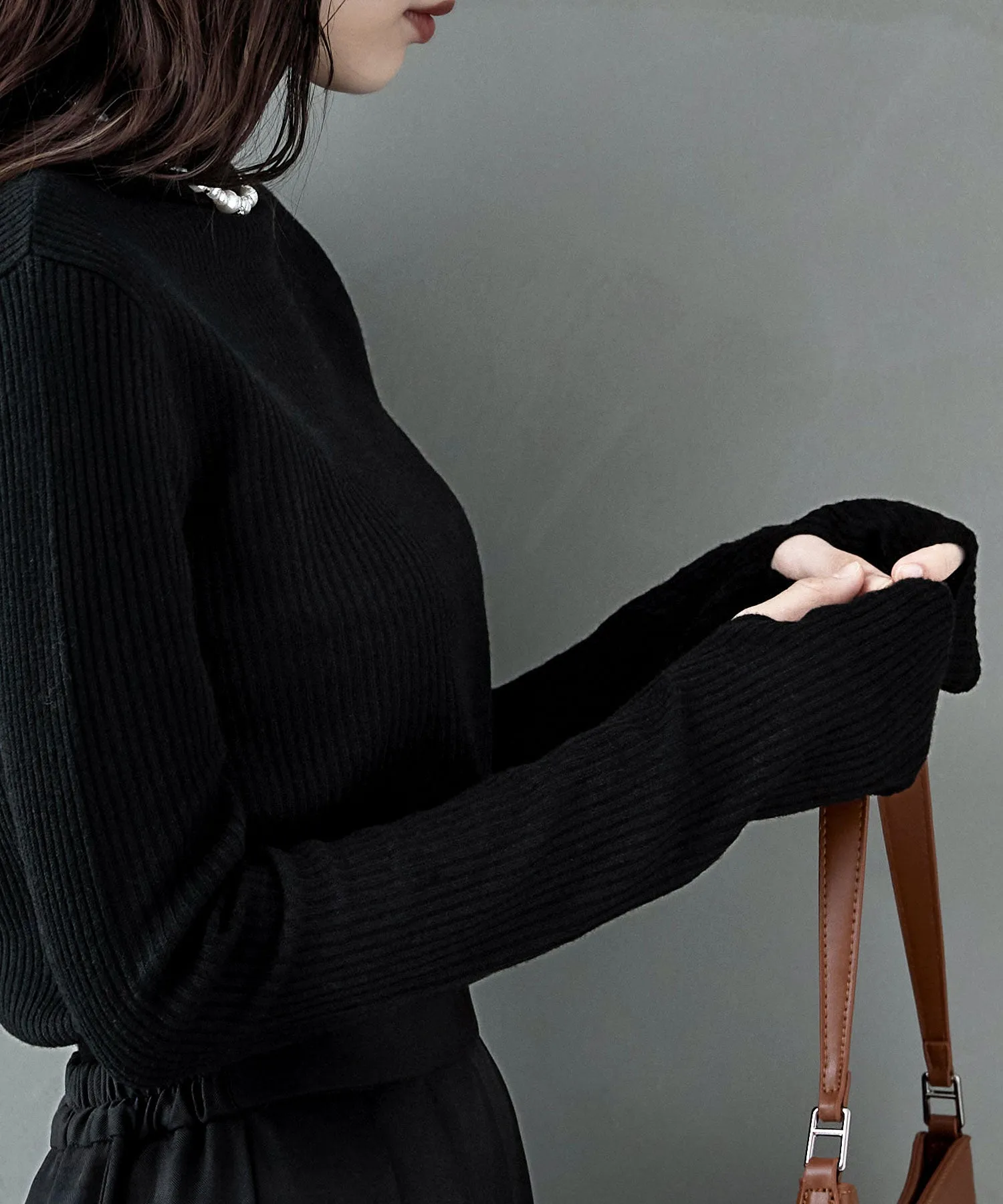 Thumb hole high-neck rib knit