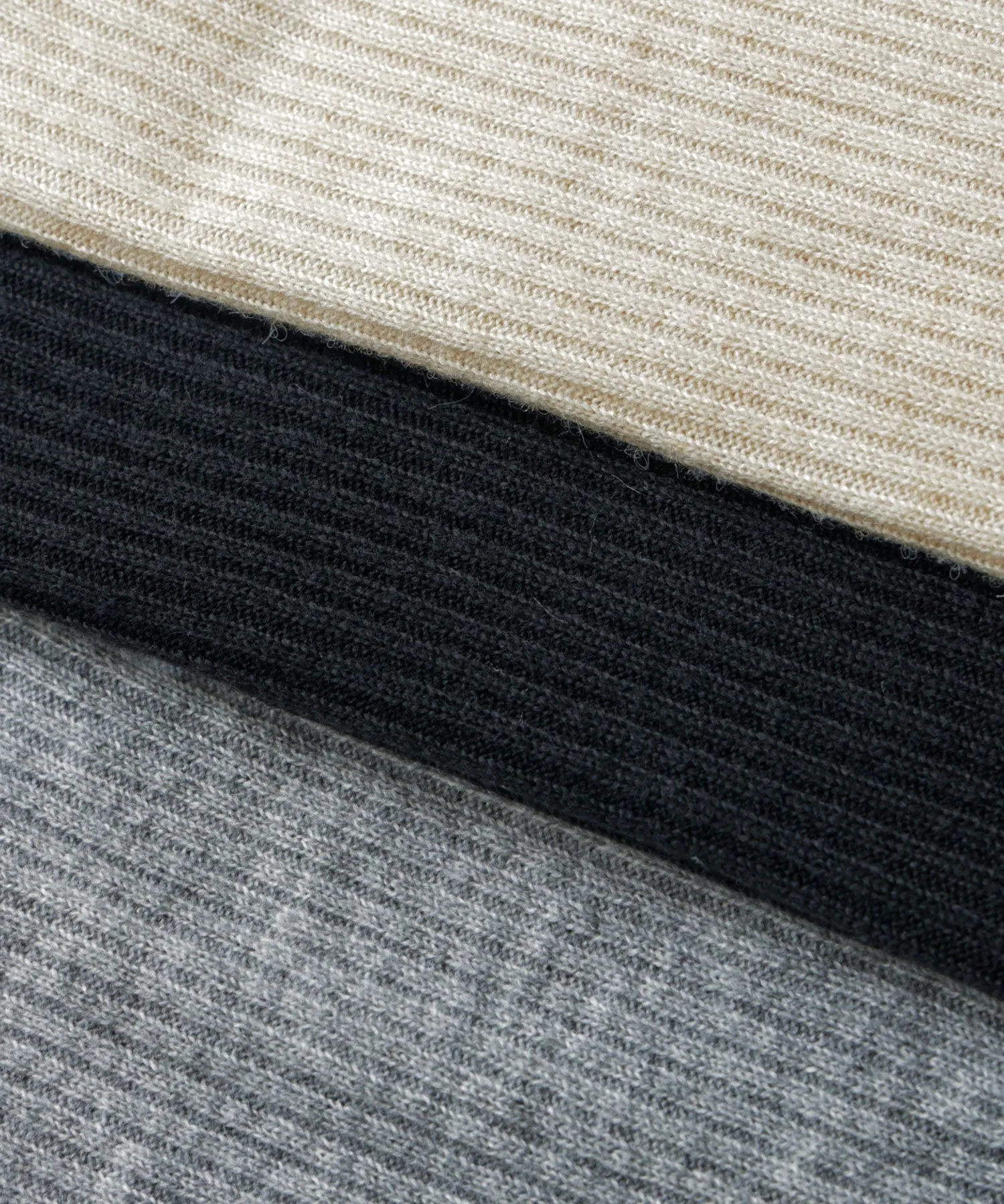 Thumb hole high-neck rib knit