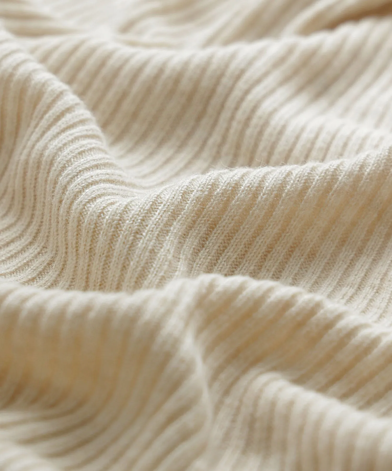 Thumb hole high-neck rib knit