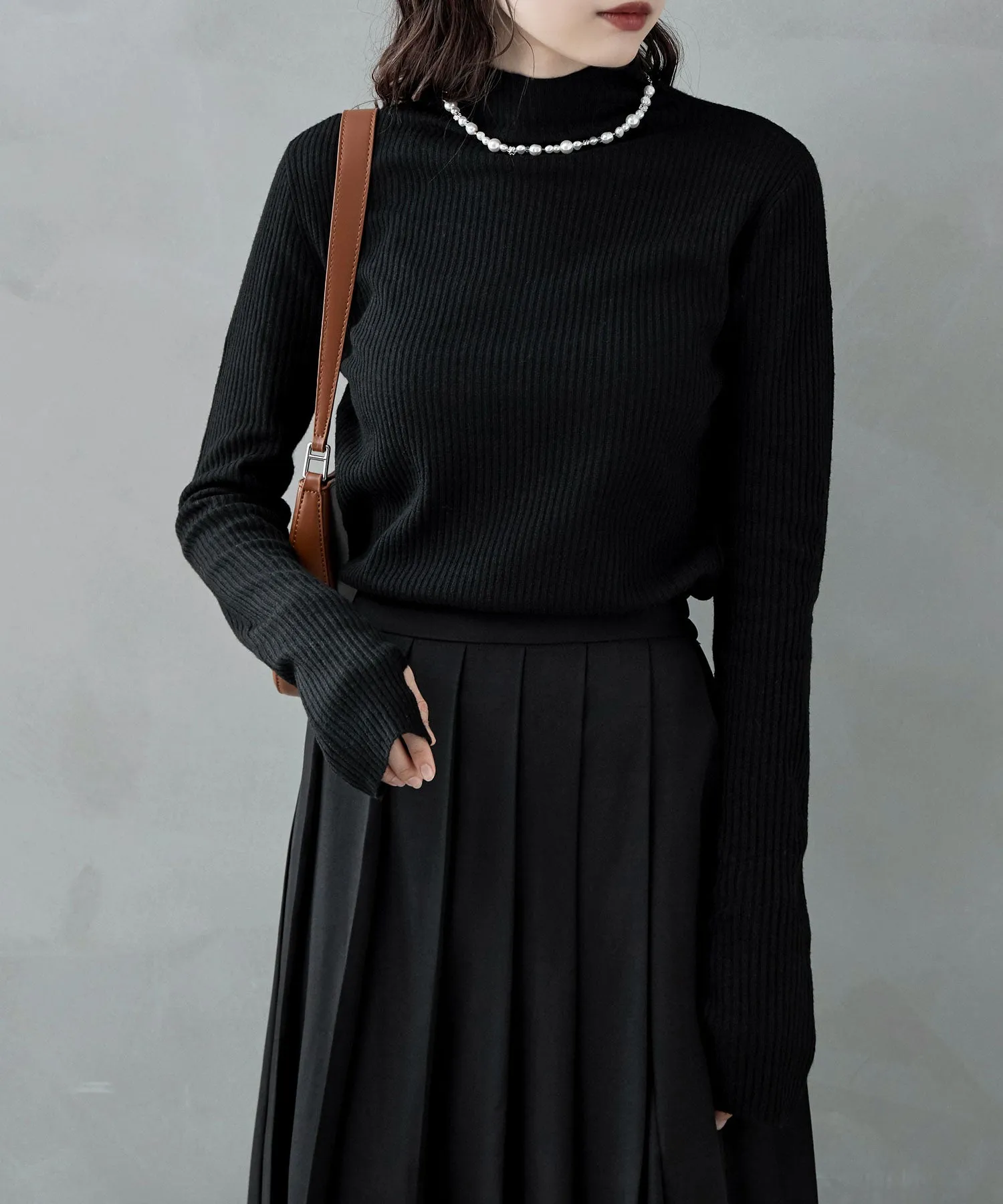 Thumb hole high-neck rib knit