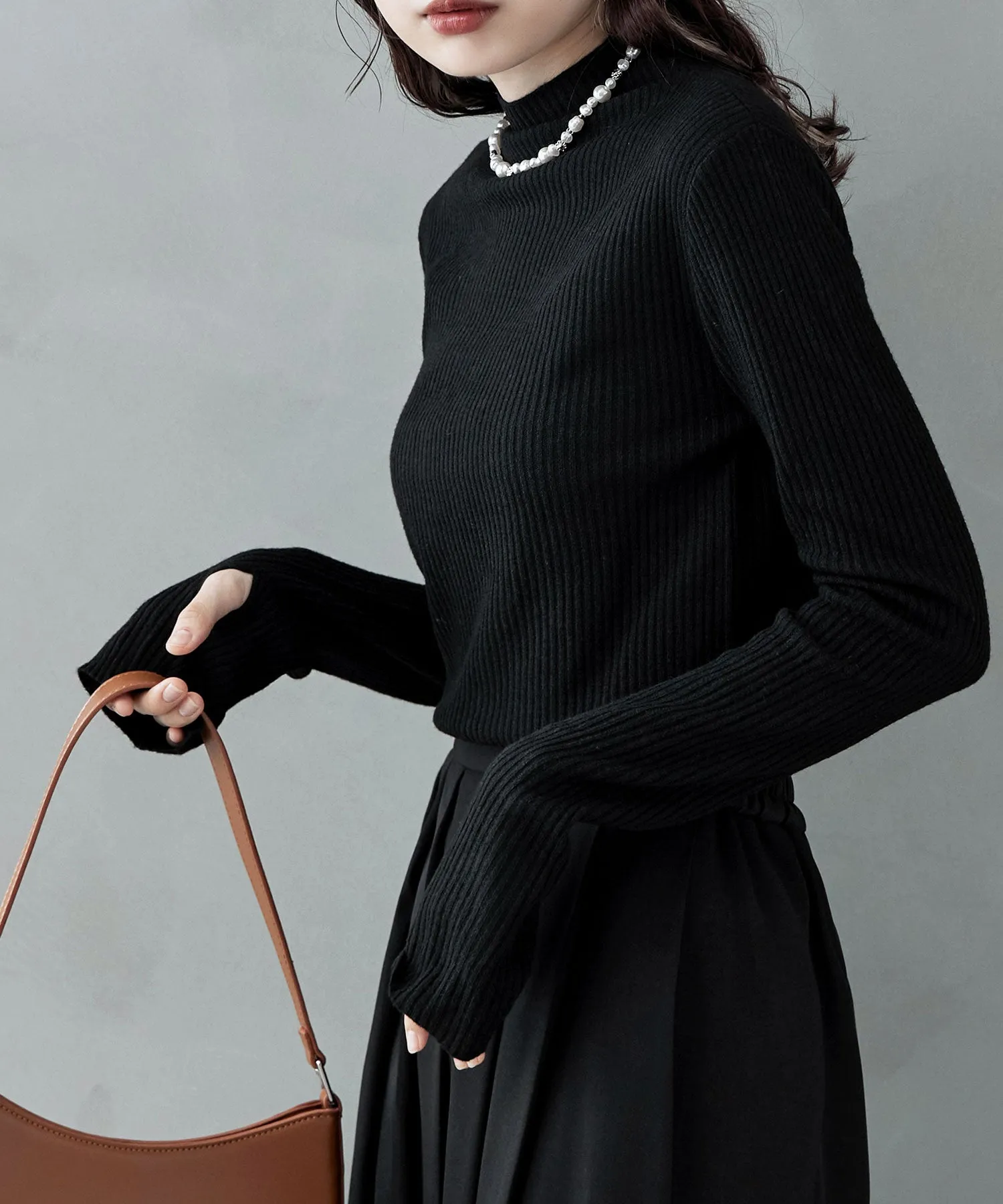Thumb hole high-neck rib knit