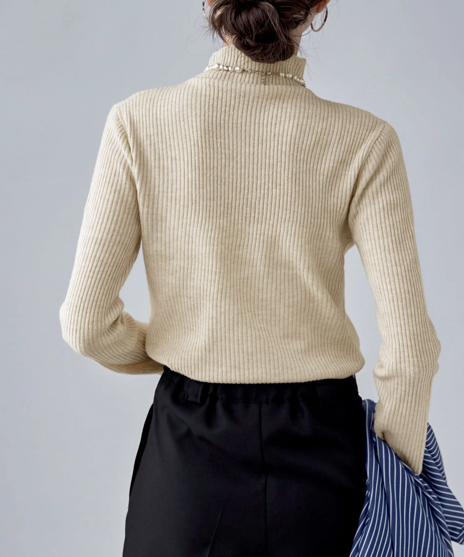 Thumb hole high-neck rib knit